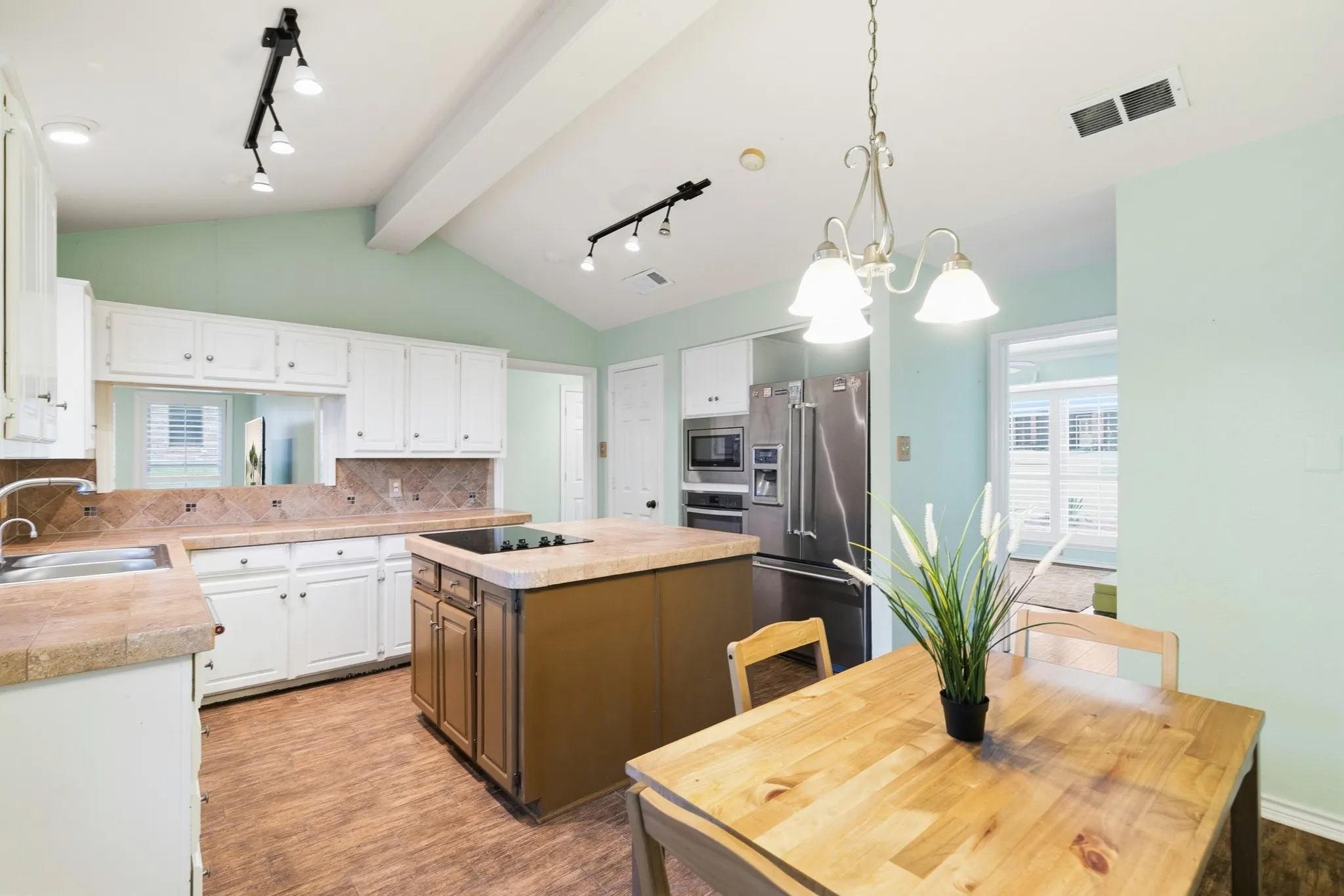 Single Family Residence For Sale in Rockwall County , 109 Crestwood Drive, Rockwall, Texas 75087, 3 Bedroom, 3 Bathroom, 2 Garage spaces, 1,817 Sqft, built in 1983, mls#21303345, Real Estate Agent in Rockwall, Homes For Sale in Rockwall county, Homes For Sale in Rockwall, Realtor in Rockwall Texas, Real Estate Brokerage Independent Realty Texas, Luminita Cordes Realtor