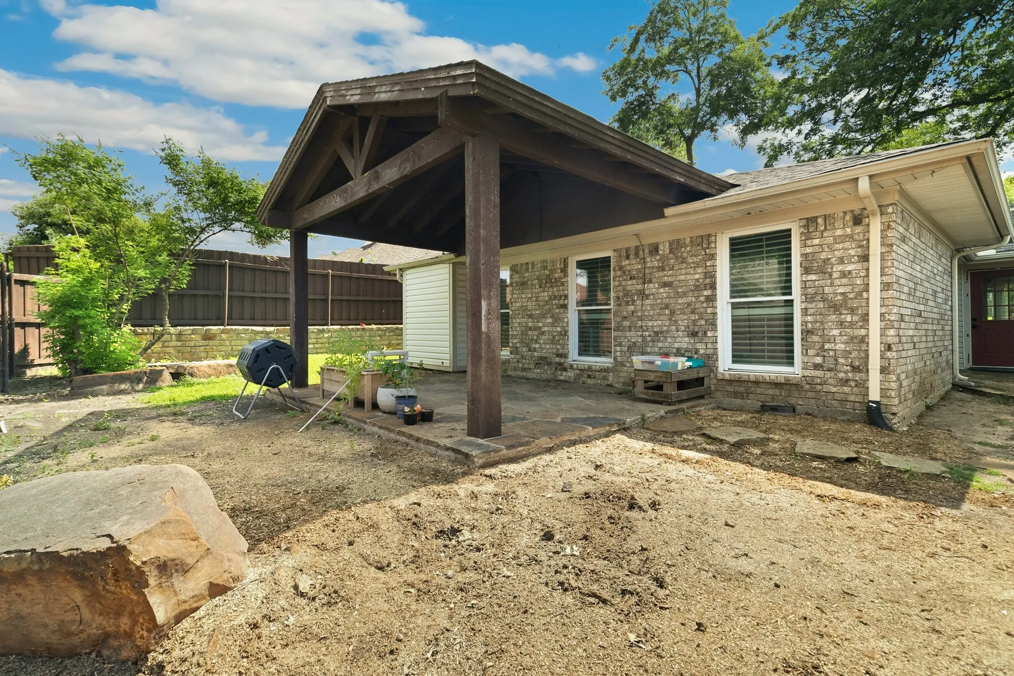 Single Family Residence For Sale in Rockwall County , 109 Crestwood Drive, Rockwall, Texas 75087, 3 Bedroom, 3 Bathroom, 2 Garage spaces, 1,817 Sqft, built in 1983, mls#21303345, Real Estate Agent in Rockwall, Homes For Sale in Rockwall county, Homes For Sale in Rockwall, Realtor in Rockwall Texas, Real Estate Brokerage Independent Realty Texas, Luminita Cordes Realtor