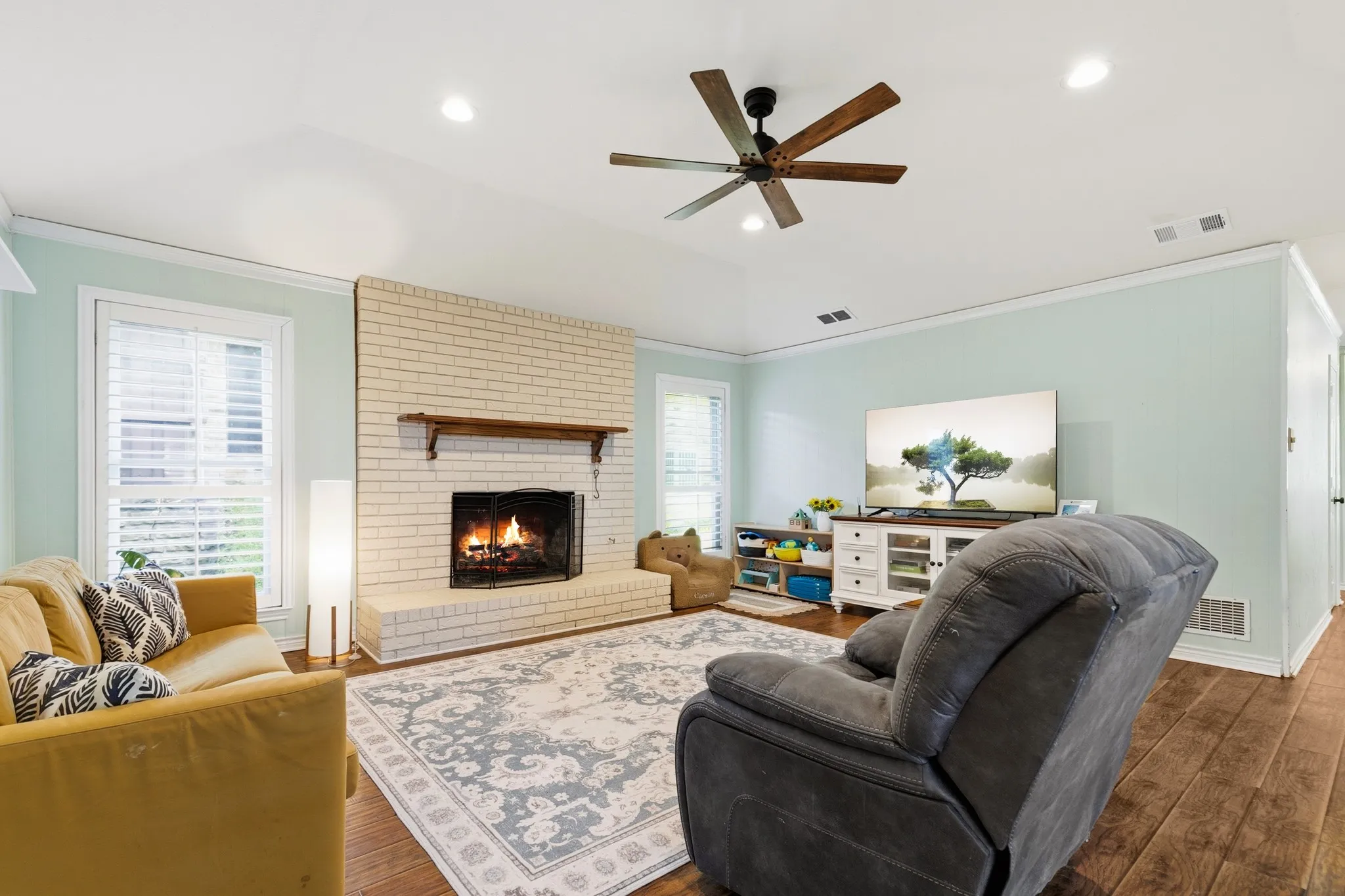 Single Family Residence For Sale in Rockwall County , 109 Crestwood Drive, Rockwall, Texas 75087, 3 Bedroom, 3 Bathroom, 2 Garage spaces, 1,817 Sqft, built in 1983, mls#21303345, Real Estate Agent in Rockwall, Homes For Sale in Rockwall county, Homes For Sale in Rockwall, Realtor in Rockwall Texas, Real Estate Brokerage Independent Realty Texas, Luminita Cordes Realtor