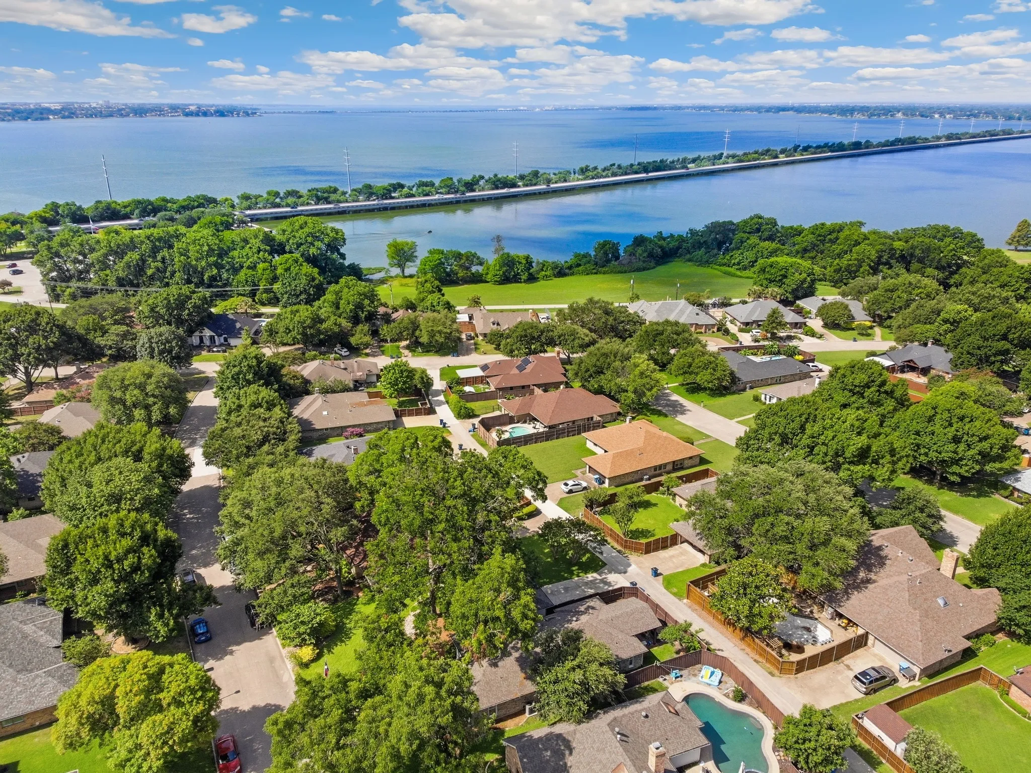 Single Family Residence For Sale in Rockwall County , 109 Crestwood Drive, Rockwall, Texas 75087, 3 Bedroom, 3 Bathroom, 2 Garage spaces, 1,817 Sqft, built in 1983, mls#21303345, Real Estate Agent in Rockwall, Homes For Sale in Rockwall county, Homes For Sale in Rockwall, Realtor in Rockwall Texas, Real Estate Brokerage Independent Realty Texas, Luminita Cordes Realtor