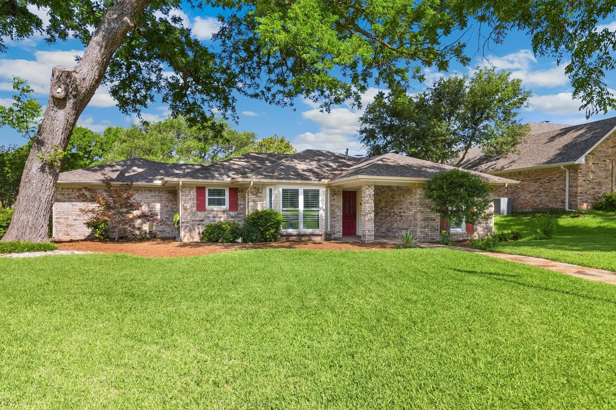 Single Family Residence For Sale in Rockwall County , 109 Crestwood Drive, Rockwall, Texas 75087, 3 Bedroom, 3 Bathroom, 2 Garage spaces, 1,817 Sqft, built in 1983, mls#21303345, Real Estate Agent in Rockwall, Homes For Sale in Rockwall county, Homes For Sale in Rockwall, Realtor in Rockwall Texas, Real Estate Brokerage Independent Realty Texas, Luminita Cordes Realtor