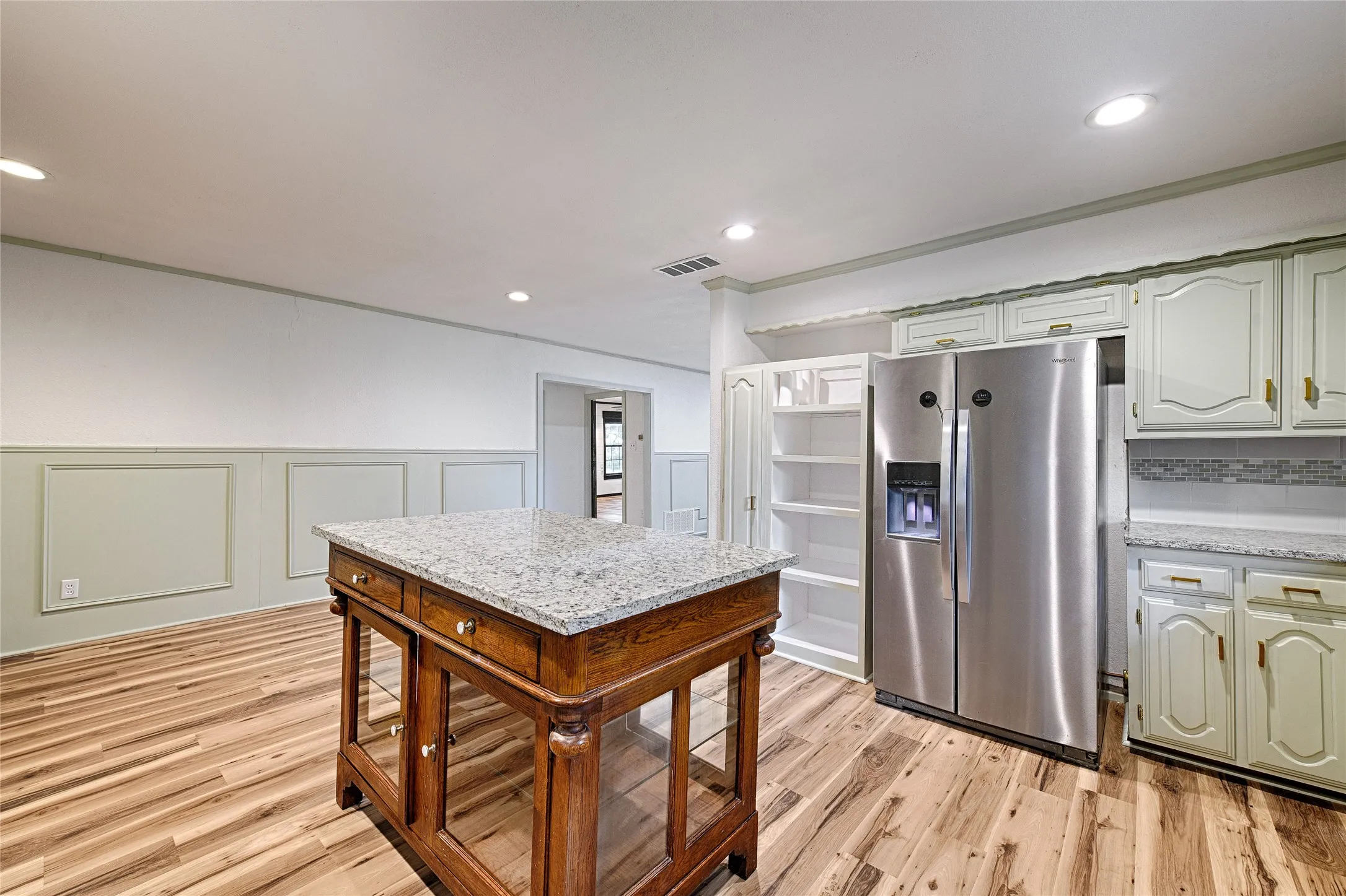 Single Family Residence For Sale in Kaufman County , 18692 County Road 334, Quinlan, Texas 75474, 3 Bedroom, 2 Bathroom, 1 Garage spaces, 2,400 Sqft, built in 1963, mls#21211860, Real Estate Agent in Quinlan, Homes For Sale in Kaufman county, Homes For Sale in Quinlan, Realtor in Quinlan Texas, Real Estate Brokerage Independent Realty Texas, Luminita Cordes Realtor