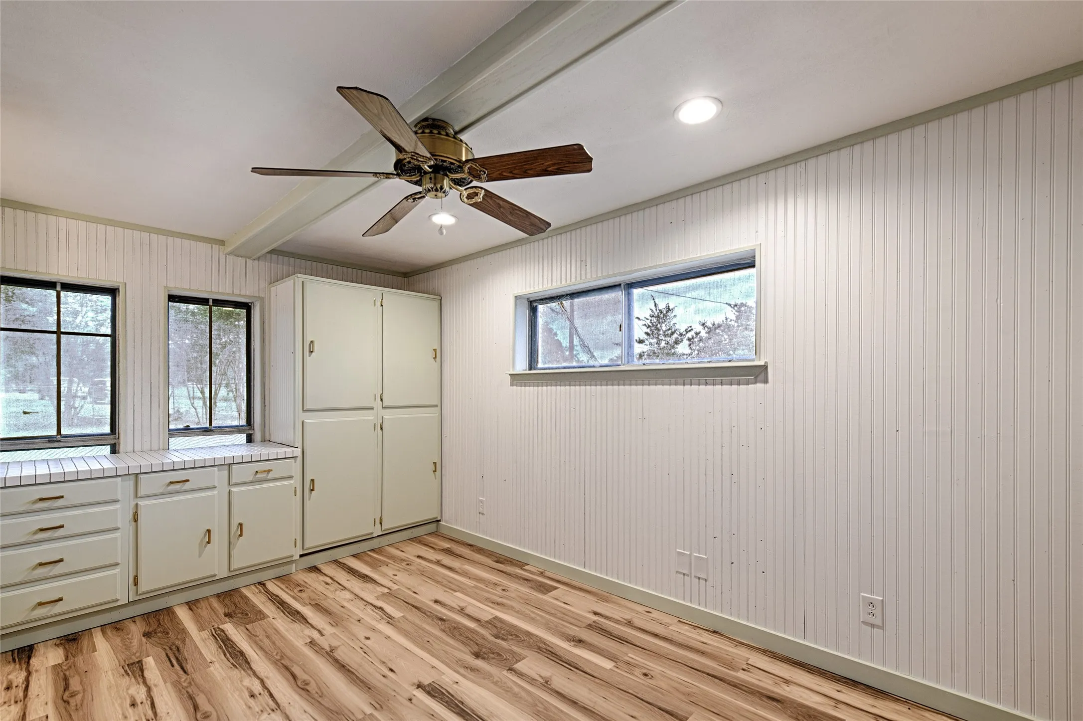 Single Family Residence For Sale in Kaufman County , 18692 County Road 334, Quinlan, Texas 75474, 3 Bedroom, 2 Bathroom, 1 Garage spaces, 2,400 Sqft, built in 1963, mls#21211860, Real Estate Agent in Quinlan, Homes For Sale in Kaufman county, Homes For Sale in Quinlan, Realtor in Quinlan Texas, Real Estate Brokerage Independent Realty Texas, Luminita Cordes Realtor