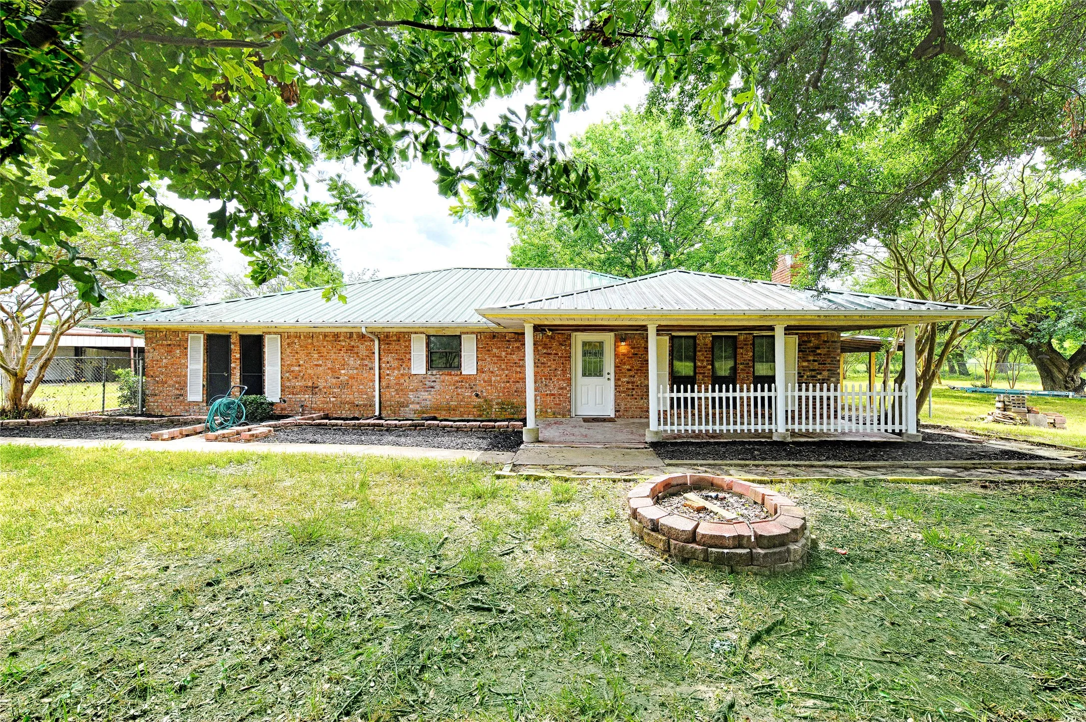 Single Family Residence For Sale in Kaufman County , 18692 County Road 334, Quinlan, Texas 75474, 3 Bedroom, 2 Bathroom, 1 Garage spaces, 2,400 Sqft, built in 1963, mls#21211860, Real Estate Agent in Quinlan, Homes For Sale in Kaufman county, Homes For Sale in Quinlan, Realtor in Quinlan Texas, Real Estate Brokerage Independent Realty Texas, Luminita Cordes Realtor