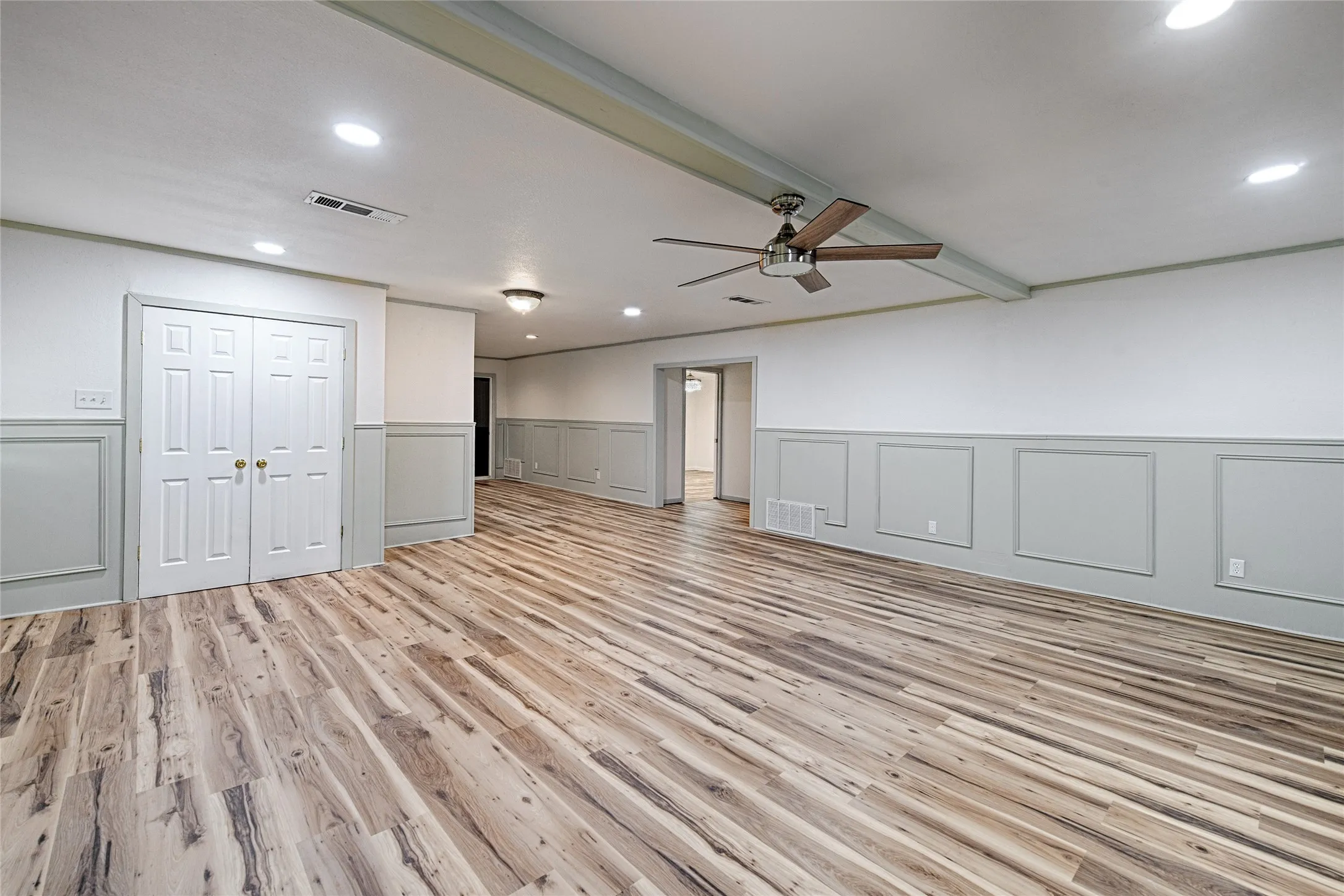 Single Family Residence For Sale in Kaufman County , 18692 County Road 334, Quinlan, Texas 75474, 3 Bedroom, 2 Bathroom, 1 Garage spaces, 2,400 Sqft, built in 1963, mls#21211860, Real Estate Agent in Quinlan, Homes For Sale in Kaufman county, Homes For Sale in Quinlan, Realtor in Quinlan Texas, Real Estate Brokerage Independent Realty Texas, Luminita Cordes Realtor