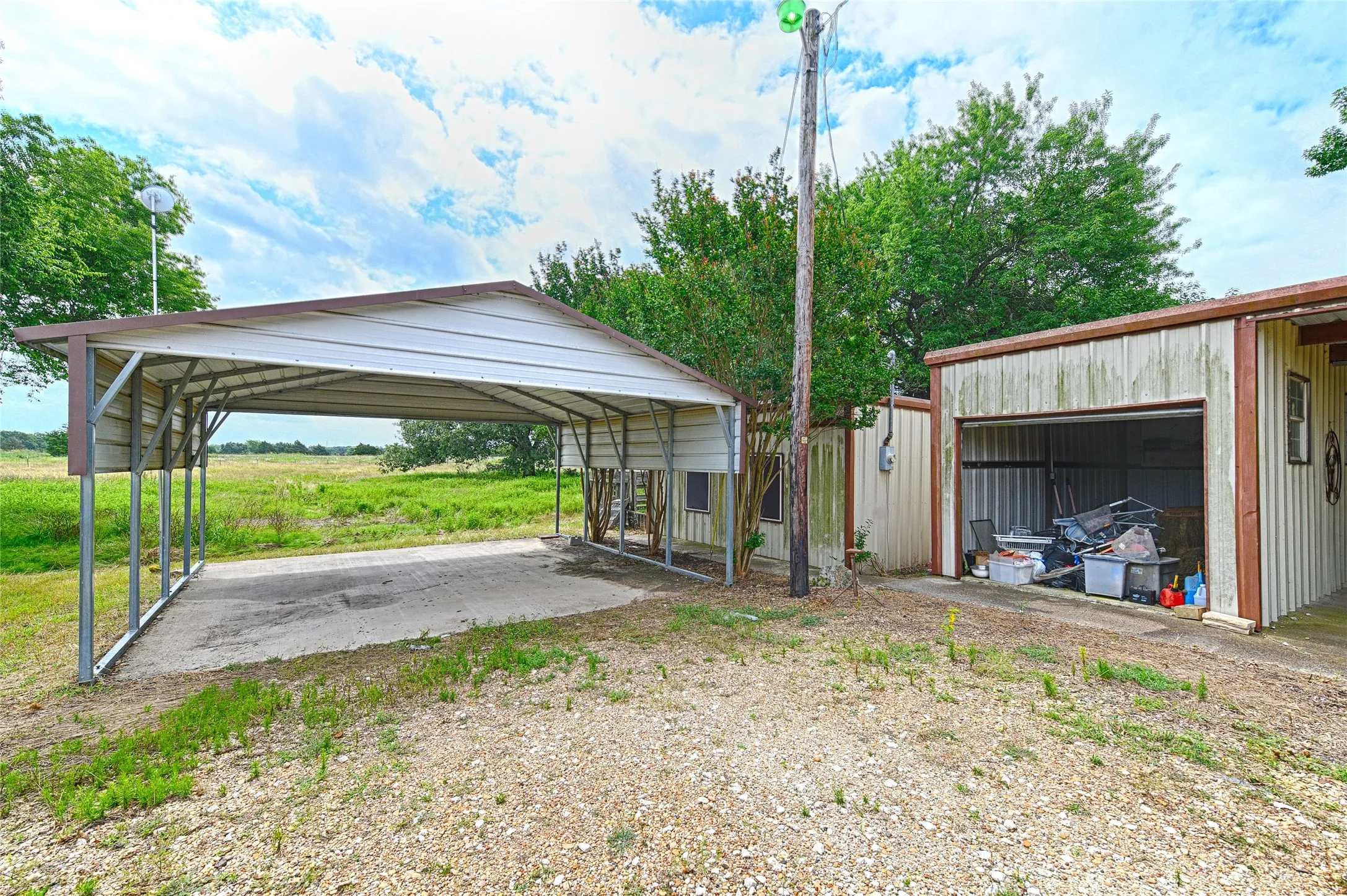 Single Family Residence For Sale in Kaufman County , 18692 County Road 334, Quinlan, Texas 75474, 3 Bedroom, 2 Bathroom, 1 Garage spaces, 2,400 Sqft, built in 1963, mls#21211860, Real Estate Agent in Quinlan, Homes For Sale in Kaufman county, Homes For Sale in Quinlan, Realtor in Quinlan Texas, Real Estate Brokerage Independent Realty Texas, Luminita Cordes Realtor
