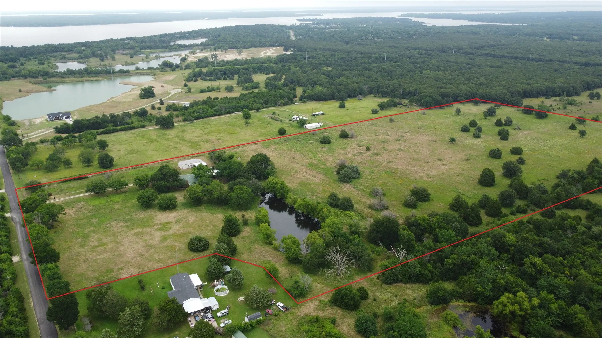 Single Family Residence For Sale in Kaufman County , 18692 County Road 334, Quinlan, Texas 75474, 3 Bedroom, 2 Bathroom, 1 Garage spaces, 2,400 Sqft, built in 1963, mls#21211860, Real Estate Agent in Quinlan, Homes For Sale in Kaufman county, Homes For Sale in Quinlan, Realtor in Quinlan Texas, Real Estate Brokerage Independent Realty Texas, Luminita Cordes Realtor