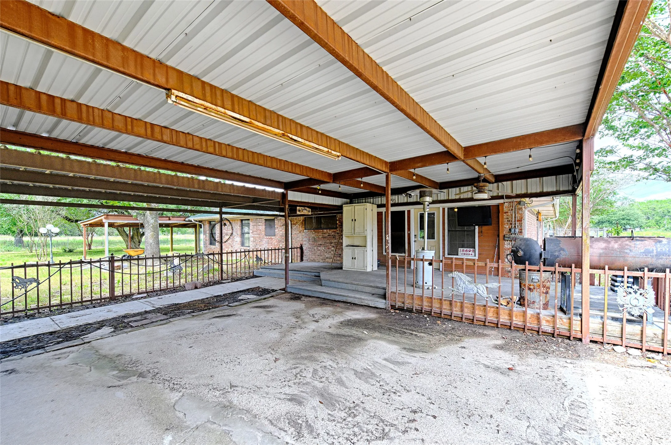 Single Family Residence For Sale in Kaufman County , 18692 County Road 334, Quinlan, Texas 75474, 3 Bedroom, 2 Bathroom, 1 Garage spaces, 2,400 Sqft, built in 1963, mls#21211860, Real Estate Agent in Quinlan, Homes For Sale in Kaufman county, Homes For Sale in Quinlan, Realtor in Quinlan Texas, Real Estate Brokerage Independent Realty Texas, Luminita Cordes Realtor
