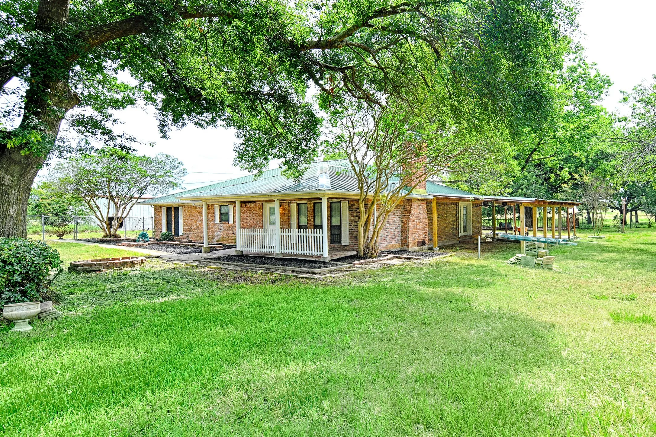Single Family Residence For Sale in Kaufman County , 18692 County Road 334, Quinlan, Texas 75474, 3 Bedroom, 2 Bathroom, 1 Garage spaces, 2,400 Sqft, built in 1963, mls#21211860, Real Estate Agent in Quinlan, Homes For Sale in Kaufman county, Homes For Sale in Quinlan, Realtor in Quinlan Texas, Real Estate Brokerage Independent Realty Texas, Luminita Cordes Realtor