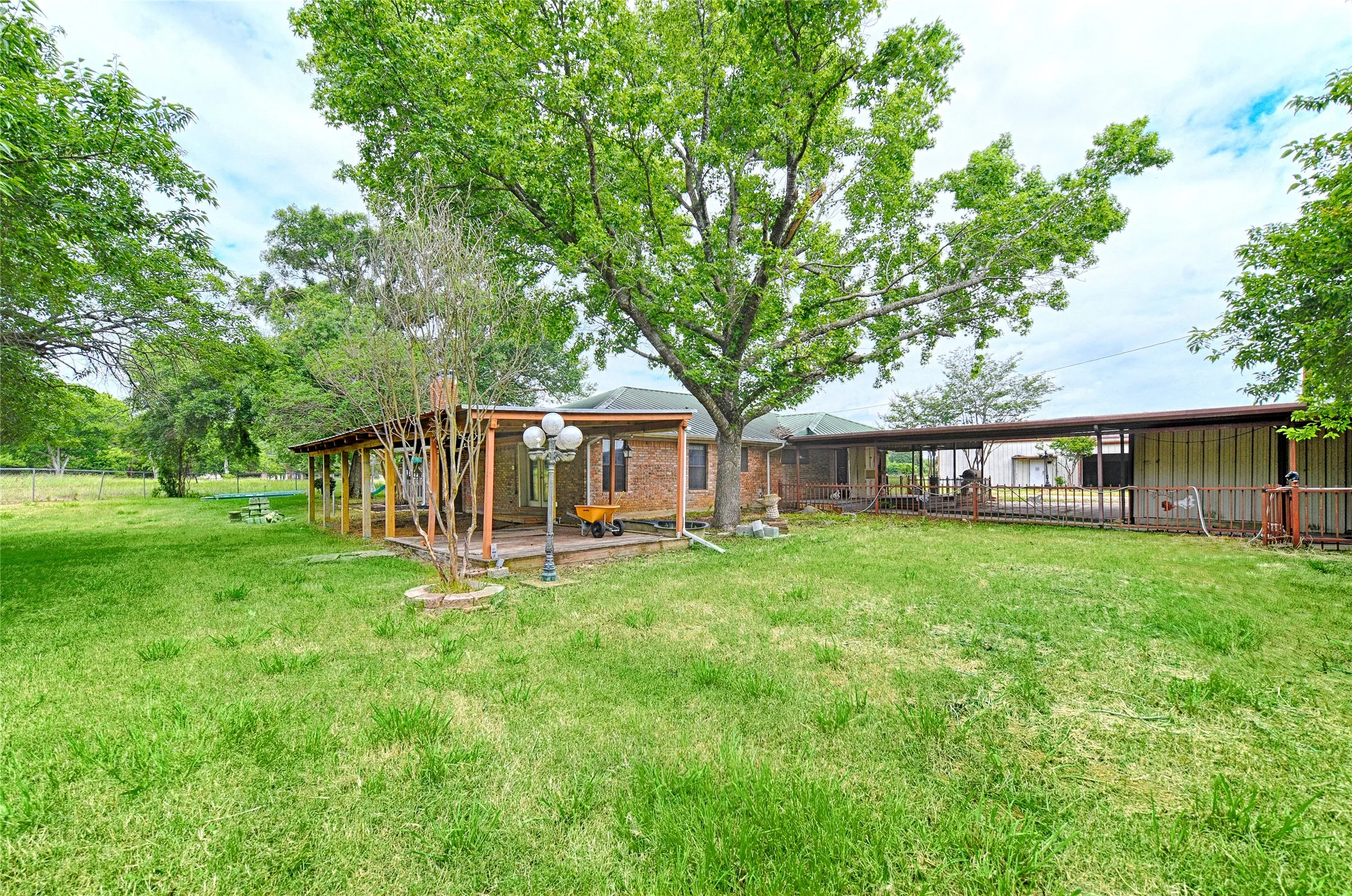 Single Family Residence For Sale in Kaufman County , 18692 County Road 334, Quinlan, Texas 75474, 3 Bedroom, 2 Bathroom, 1 Garage spaces, 2,400 Sqft, built in 1963, mls#21211860, Real Estate Agent in Quinlan, Homes For Sale in Kaufman county, Homes For Sale in Quinlan, Realtor in Quinlan Texas, Real Estate Brokerage Independent Realty Texas, Luminita Cordes Realtor