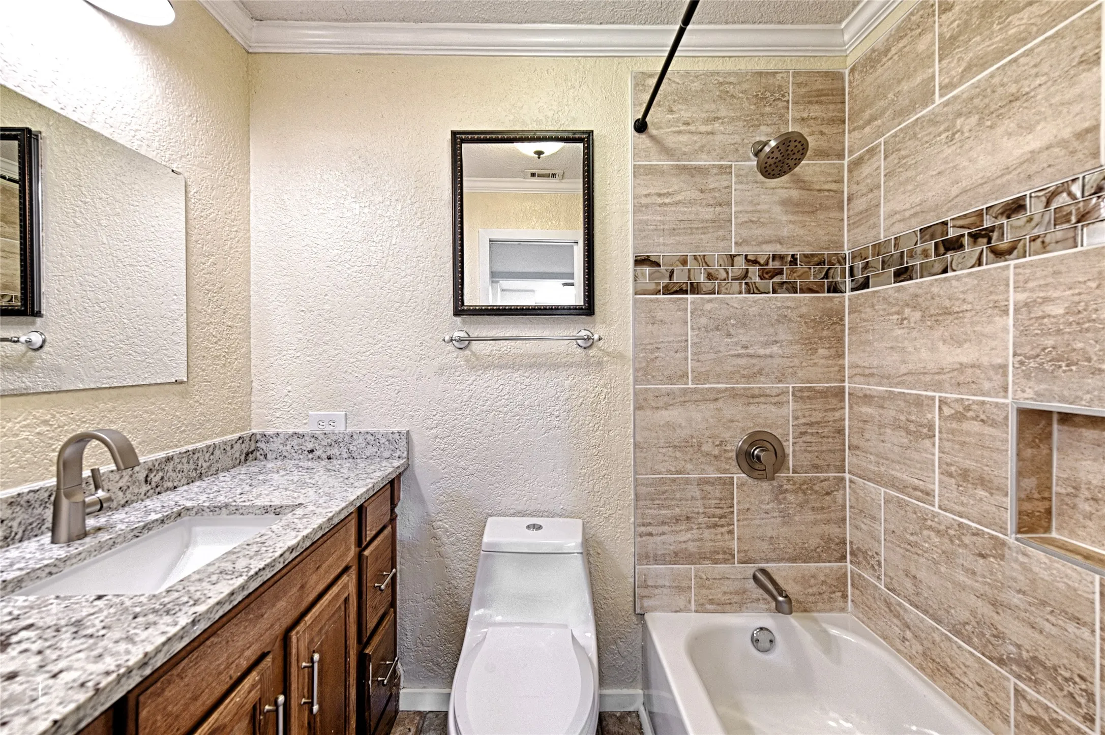 Single Family Residence For Sale in Kaufman County , 18692 County Road 334, Quinlan, Texas 75474, 3 Bedroom, 2 Bathroom, 1 Garage spaces, 2,400 Sqft, built in 1963, mls#21211860, Real Estate Agent in Quinlan, Homes For Sale in Kaufman county, Homes For Sale in Quinlan, Realtor in Quinlan Texas, Real Estate Brokerage Independent Realty Texas, Luminita Cordes Realtor