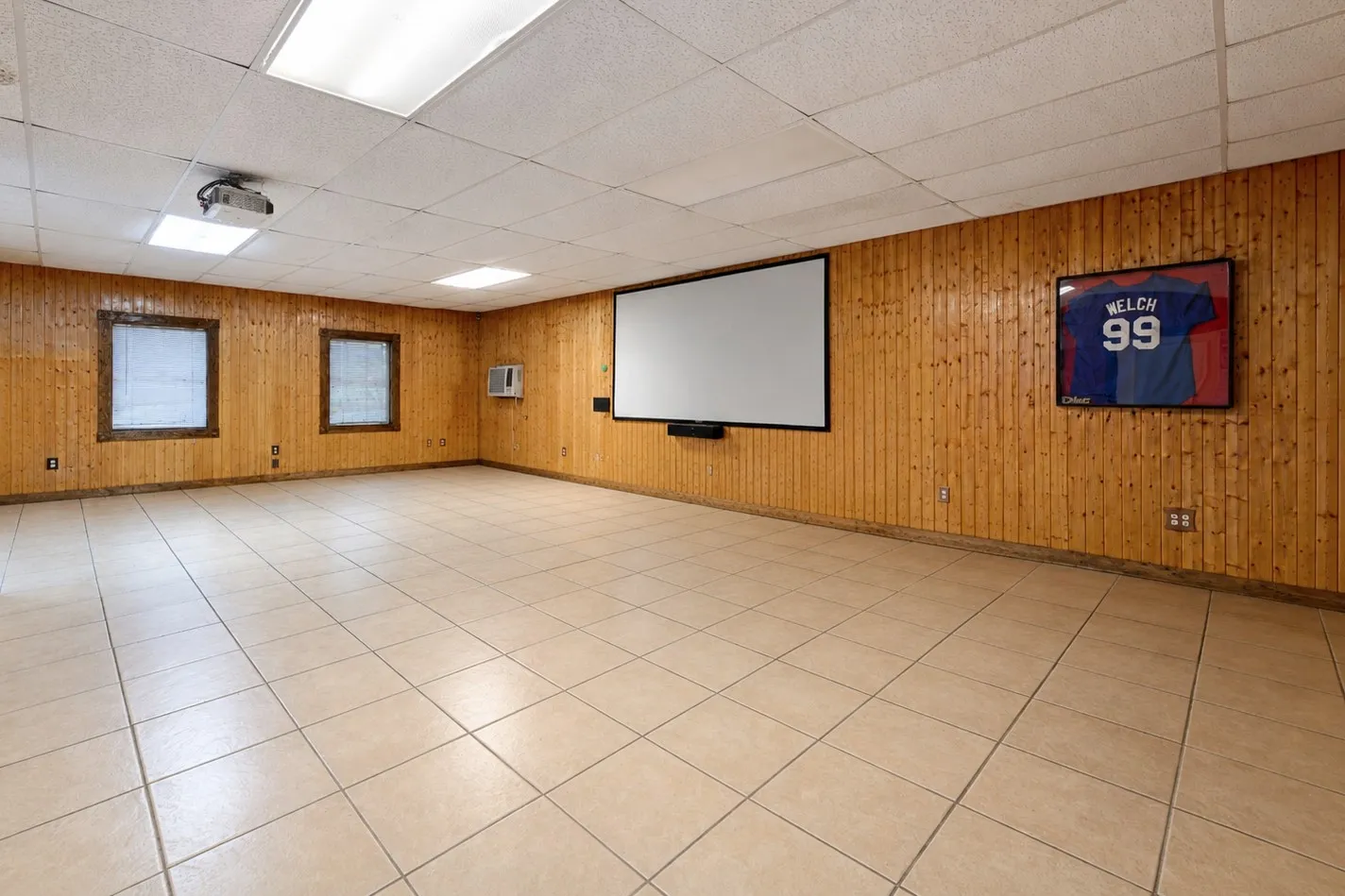 Single Family Residence For Sale in Kaufman County , 18692 County Road 334, Quinlan, Texas 75474, 3 Bedroom, 2 Bathroom, 1 Garage spaces, 2,400 Sqft, built in 1963, mls#21211860, Real Estate Agent in Quinlan, Homes For Sale in Kaufman county, Homes For Sale in Quinlan, Realtor in Quinlan Texas, Real Estate Brokerage Independent Realty Texas, Luminita Cordes Realtor