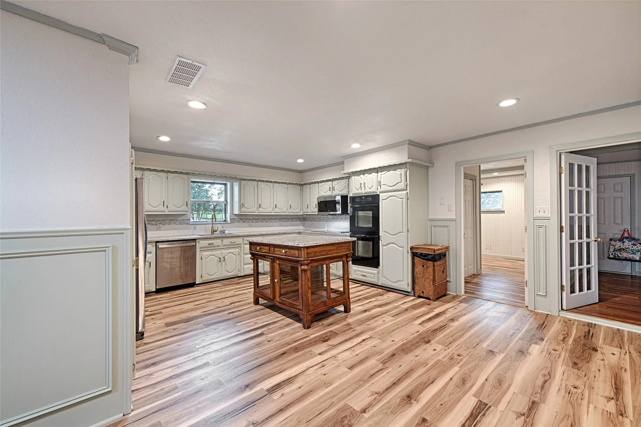Single Family Residence For Sale in Kaufman County , 18692 County Road 334, Quinlan, Texas 75474, 3 Bedroom, 2 Bathroom, 1 Garage spaces, 2,400 Sqft, built in 1963, mls#21211860, Real Estate Agent in Quinlan, Homes For Sale in Kaufman county, Homes For Sale in Quinlan, Realtor in Quinlan Texas, Real Estate Brokerage Independent Realty Texas, Luminita Cordes Realtor