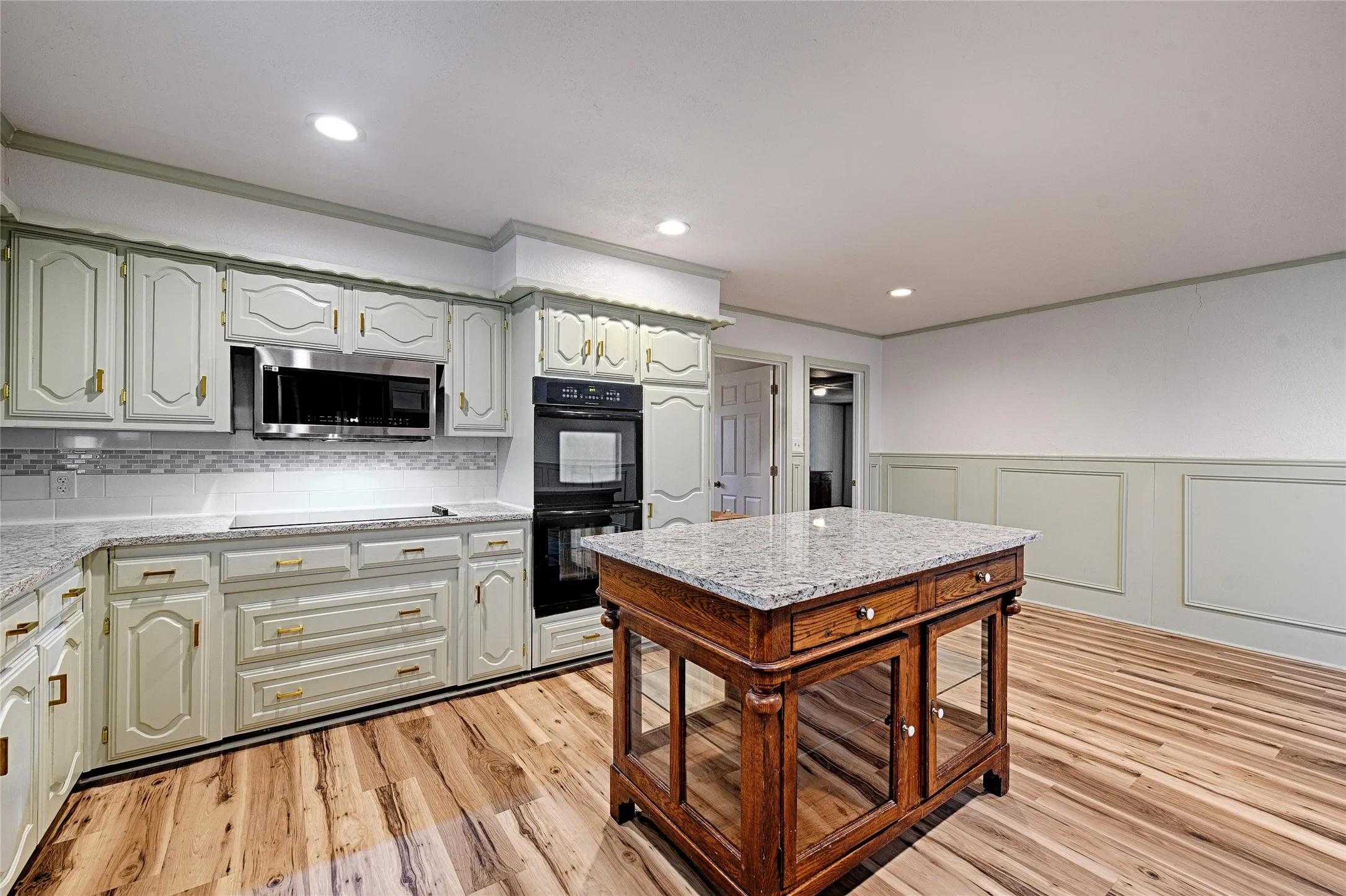 Single Family Residence For Sale in Kaufman County , 18692 County Road 334, Quinlan, Texas 75474, 3 Bedroom, 2 Bathroom, 1 Garage spaces, 2,400 Sqft, built in 1963, mls#21211860, Real Estate Agent in Quinlan, Homes For Sale in Kaufman county, Homes For Sale in Quinlan, Realtor in Quinlan Texas, Real Estate Brokerage Independent Realty Texas, Luminita Cordes Realtor