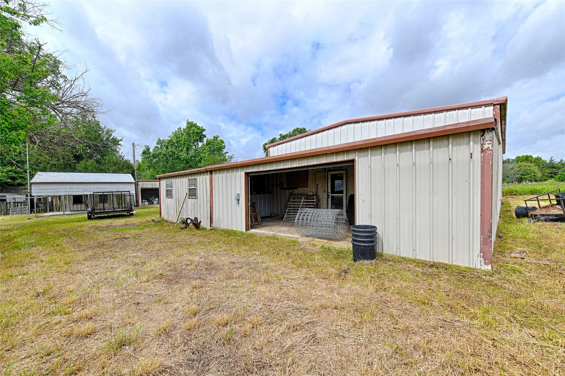 Single Family Residence For Sale in Kaufman County , 18692 County Road 334, Quinlan, Texas 75474, 3 Bedroom, 2 Bathroom, 1 Garage spaces, 2,400 Sqft, built in 1963, mls#21211860, Real Estate Agent in Quinlan, Homes For Sale in Kaufman county, Homes For Sale in Quinlan, Realtor in Quinlan Texas, Real Estate Brokerage Independent Realty Texas, Luminita Cordes Realtor