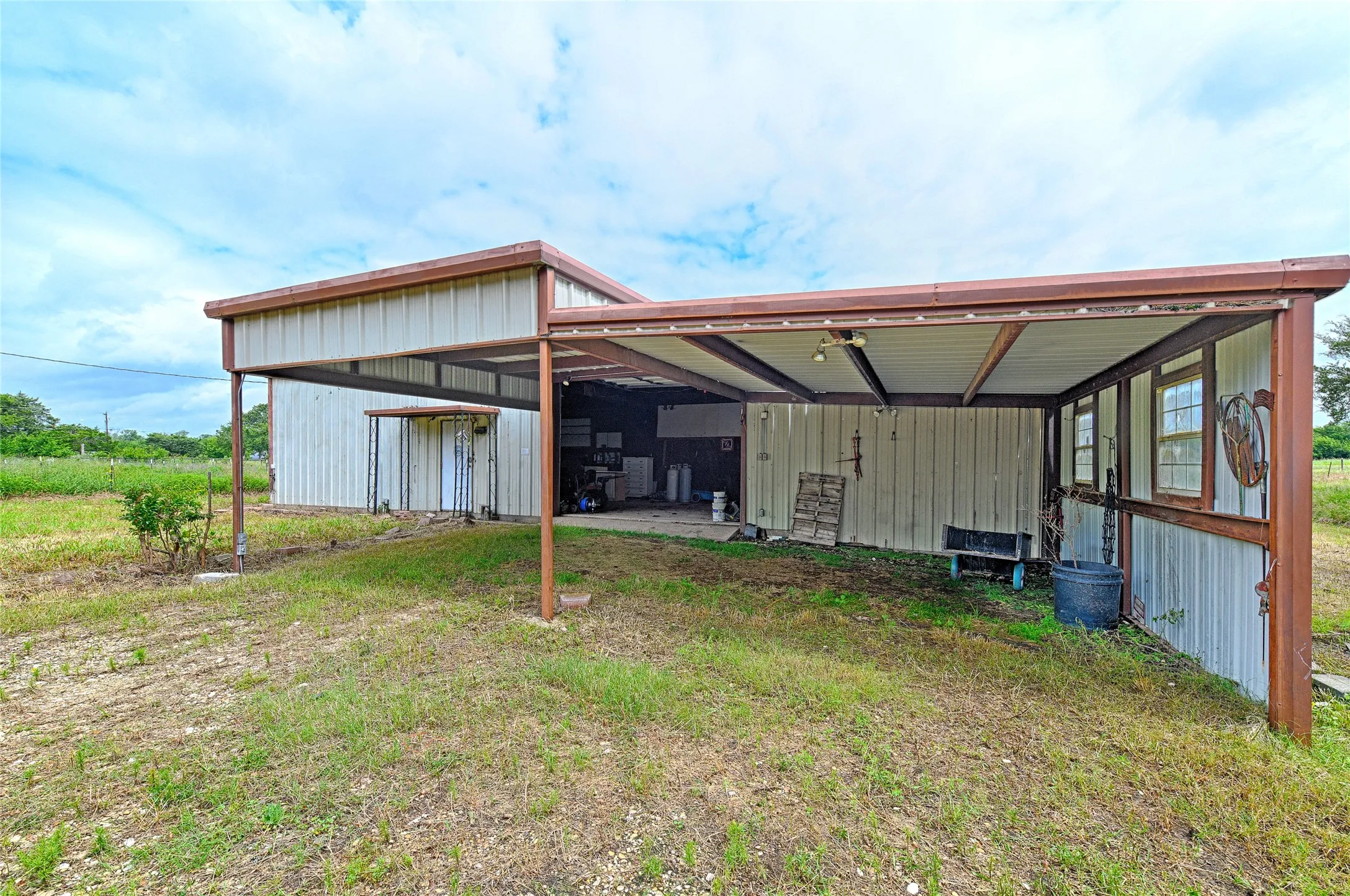 Single Family Residence For Sale in Kaufman County , 18692 County Road 334, Quinlan, Texas 75474, 3 Bedroom, 2 Bathroom, 1 Garage spaces, 2,400 Sqft, built in 1963, mls#21211860, Real Estate Agent in Quinlan, Homes For Sale in Kaufman county, Homes For Sale in Quinlan, Realtor in Quinlan Texas, Real Estate Brokerage Independent Realty Texas, Luminita Cordes Realtor
