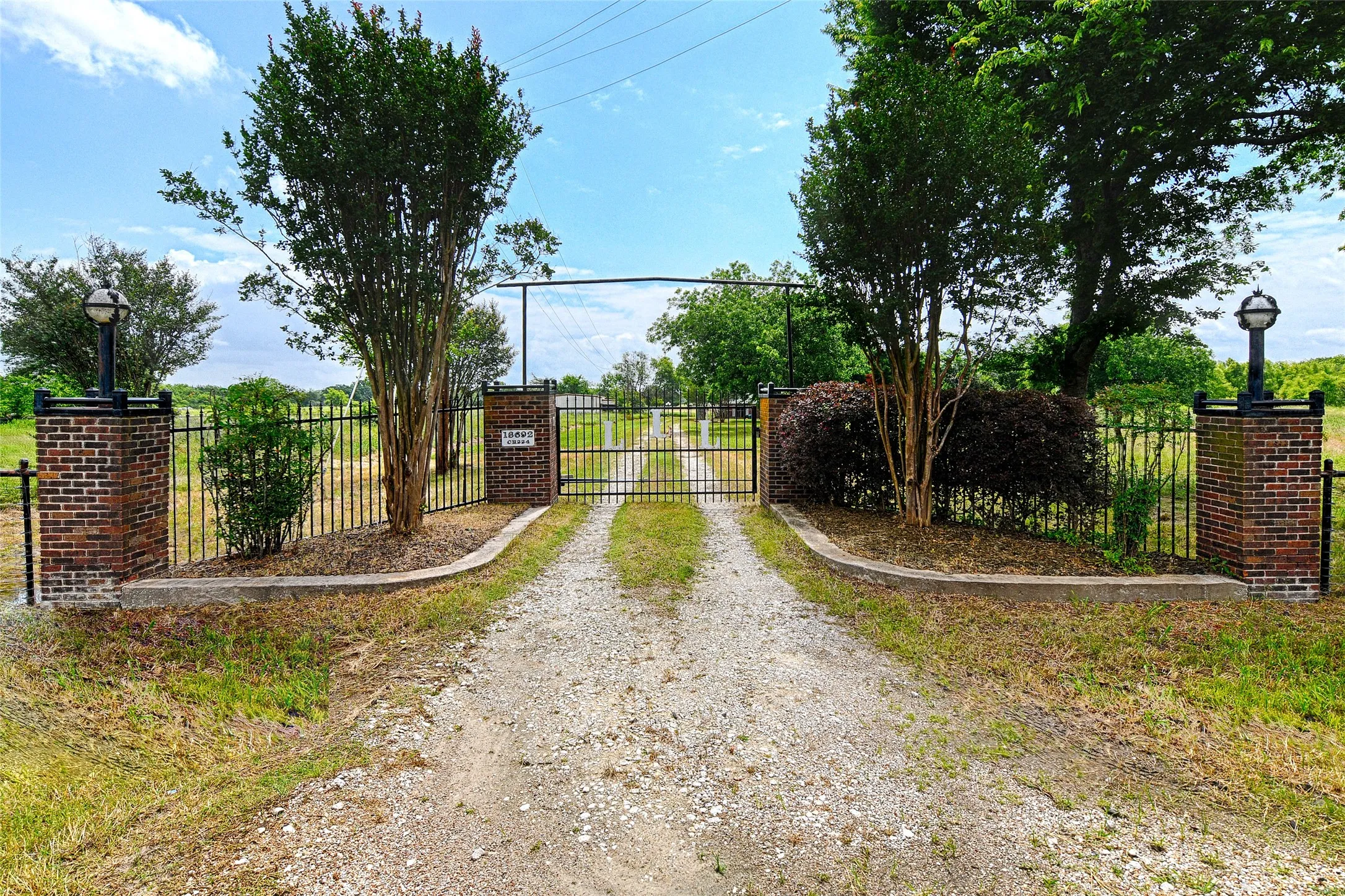 Single Family Residence For Sale in Kaufman County , 18692 County Road 334, Quinlan, Texas 75474, 3 Bedroom, 2 Bathroom, 1 Garage spaces, 2,400 Sqft, built in 1963, mls#21211860, Real Estate Agent in Quinlan, Homes For Sale in Kaufman county, Homes For Sale in Quinlan, Realtor in Quinlan Texas, Real Estate Brokerage Independent Realty Texas, Luminita Cordes Realtor