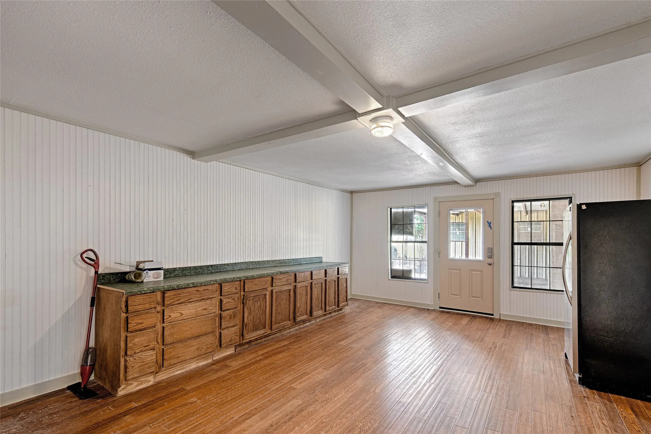 Single Family Residence For Sale in Kaufman County , 18692 County Road 334, Quinlan, Texas 75474, 3 Bedroom, 2 Bathroom, 1 Garage spaces, 2,400 Sqft, built in 1963, mls#21211860, Real Estate Agent in Quinlan, Homes For Sale in Kaufman county, Homes For Sale in Quinlan, Realtor in Quinlan Texas, Real Estate Brokerage Independent Realty Texas, Luminita Cordes Realtor