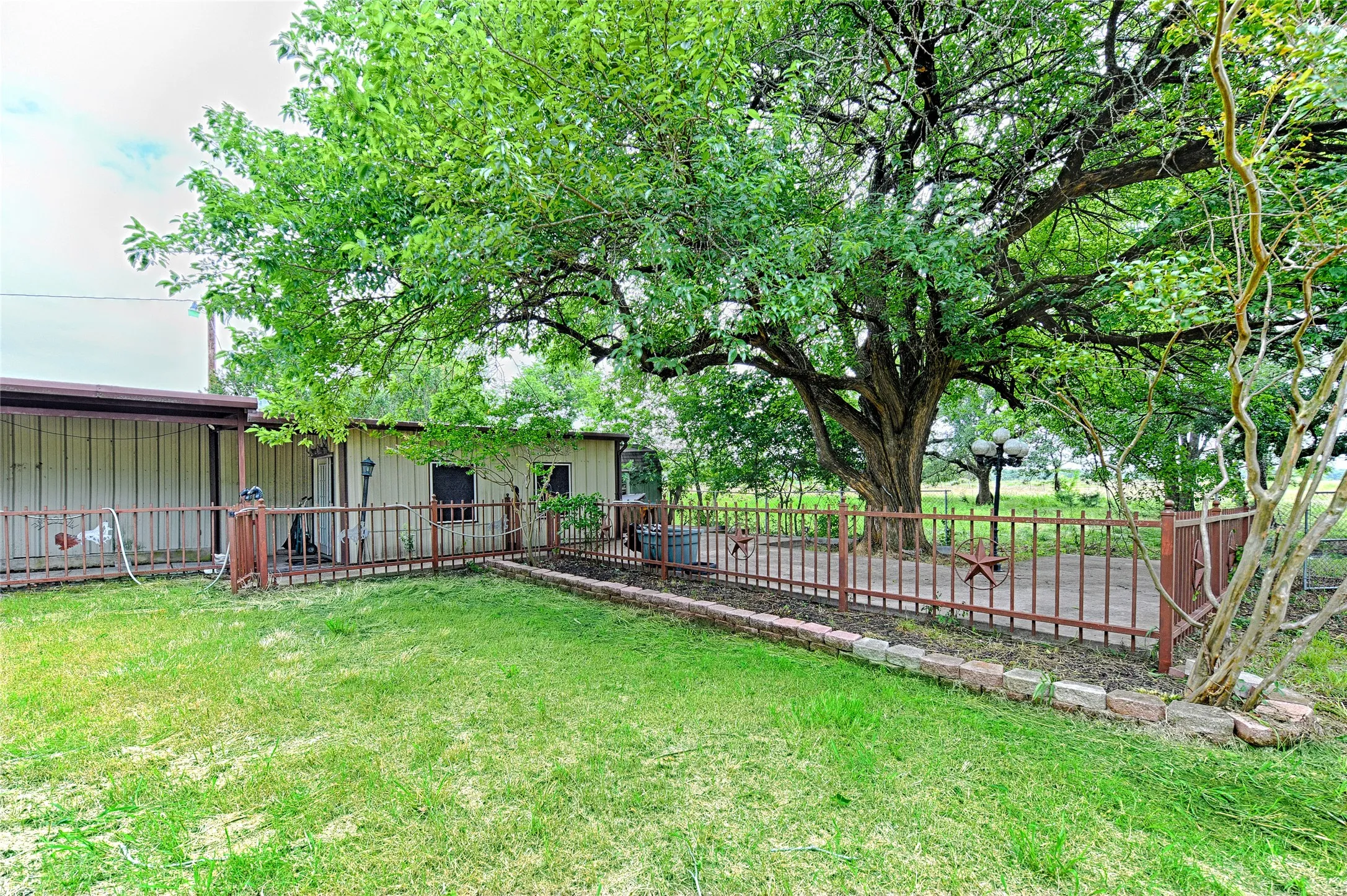 Single Family Residence For Sale in Kaufman County , 18692 County Road 334, Quinlan, Texas 75474, 3 Bedroom, 2 Bathroom, 1 Garage spaces, 2,400 Sqft, built in 1963, mls#21211860, Real Estate Agent in Quinlan, Homes For Sale in Kaufman county, Homes For Sale in Quinlan, Realtor in Quinlan Texas, Real Estate Brokerage Independent Realty Texas, Luminita Cordes Realtor