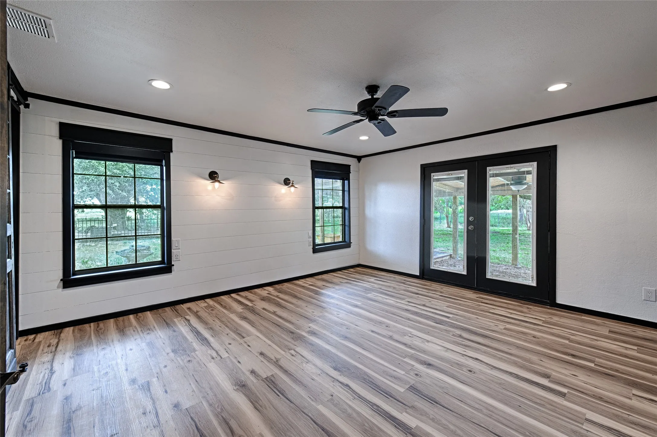 Single Family Residence For Sale in Kaufman County , 18692 County Road 334, Quinlan, Texas 75474, 3 Bedroom, 2 Bathroom, 1 Garage spaces, 2,400 Sqft, built in 1963, mls#21211860, Real Estate Agent in Quinlan, Homes For Sale in Kaufman county, Homes For Sale in Quinlan, Realtor in Quinlan Texas, Real Estate Brokerage Independent Realty Texas, Luminita Cordes Realtor
