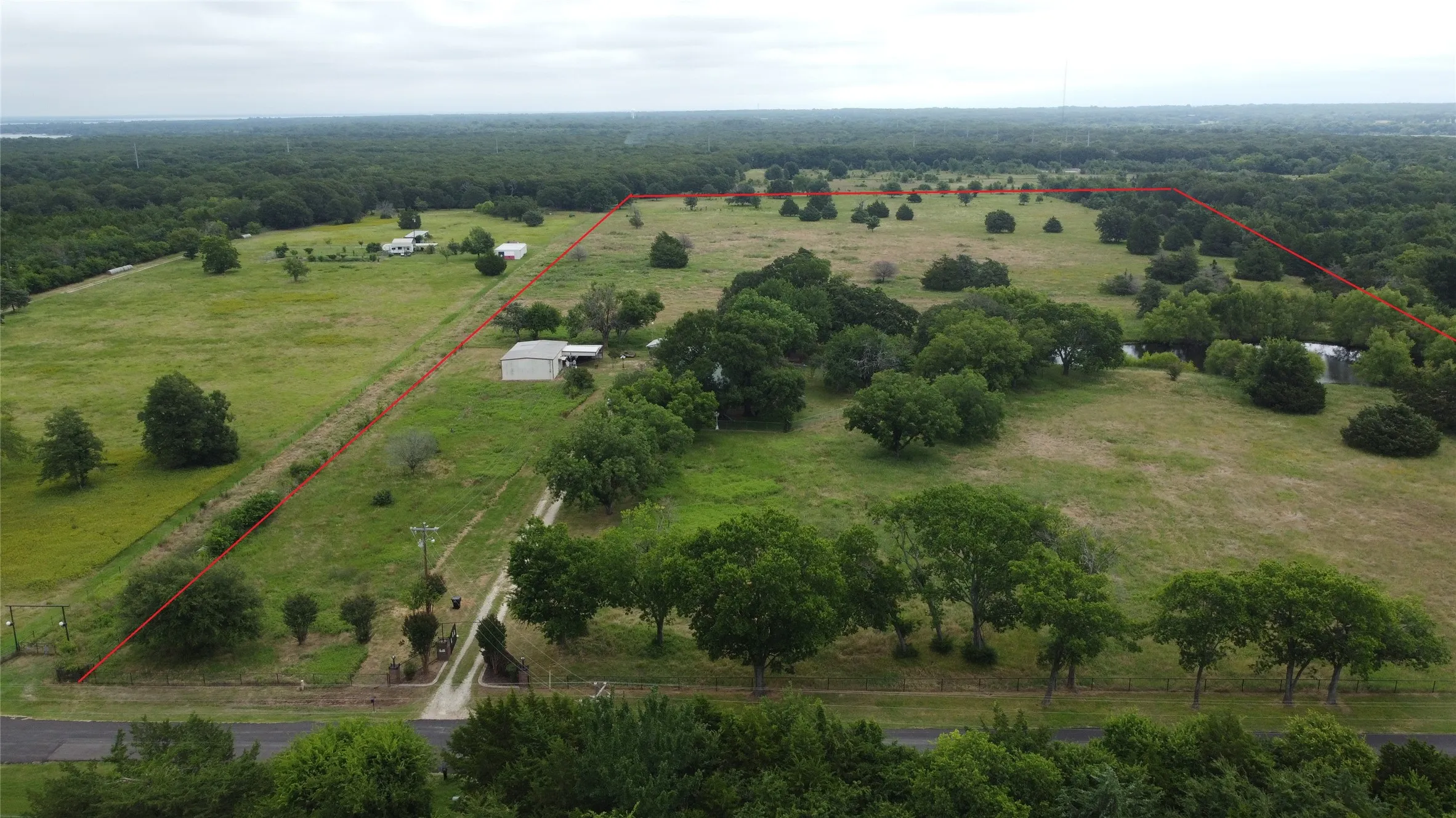 Single Family Residence For Sale in Kaufman County , 18692 County Road 334, Quinlan, Texas 75474, 3 Bedroom, 2 Bathroom, 1 Garage spaces, 2,400 Sqft, built in 1963, mls#21211860, Real Estate Agent in Quinlan, Homes For Sale in Kaufman county, Homes For Sale in Quinlan, Realtor in Quinlan Texas, Real Estate Brokerage Independent Realty Texas, Luminita Cordes Realtor