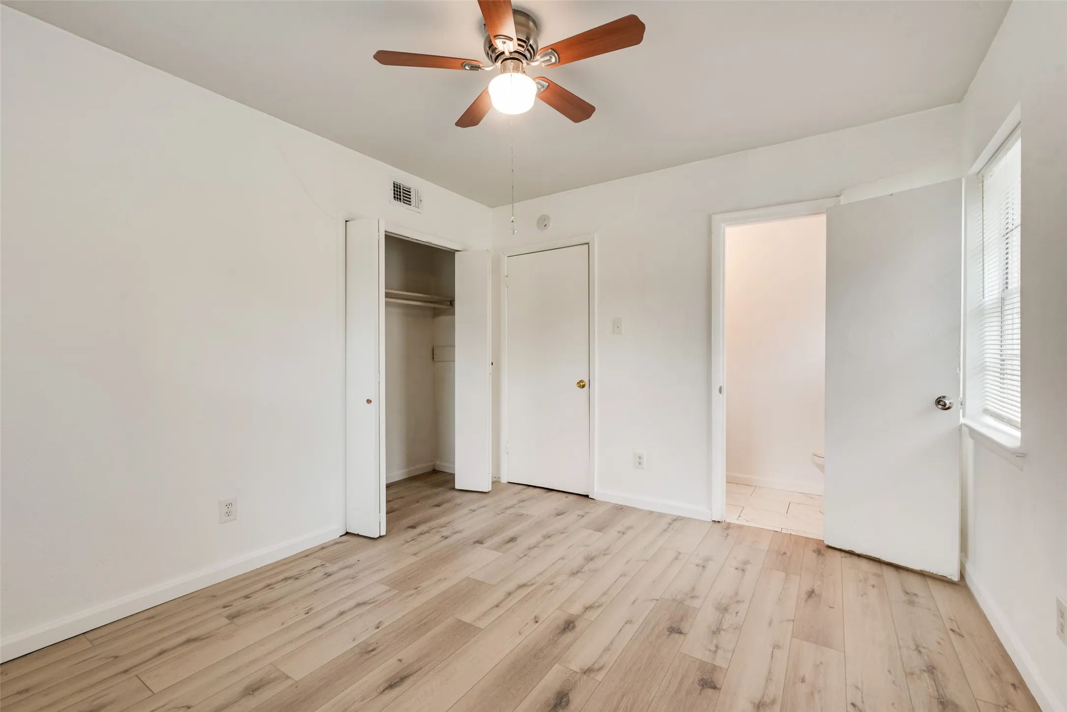 Single Family Residence For Sale in Dallas County , 730 Cindy Lane, Grand Prairie, Texas 75052, 4 Bedroom, 2 Bathroom, Garage spaces, 1,194 Sqft, built in 1959, mls#21307952, Real Estate Agent in Grand Prairie, Homes For Sale in Dallas county, Homes For Sale in Grand Prairie, Realtor in Grand Prairie Texas, Real Estate Brokerage Independent Realty Texas, Luminita Cordes Realtor