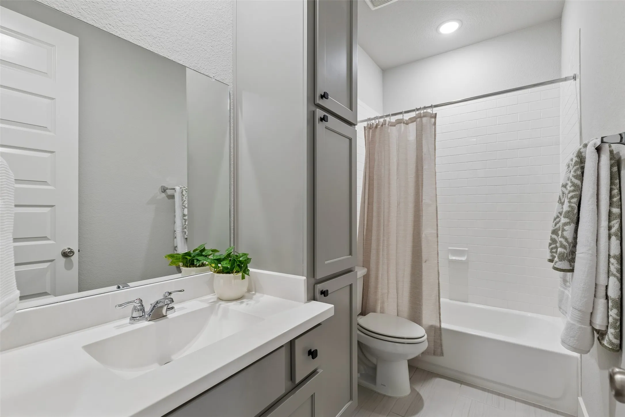 Single Family Residence For Sale in Denton County , 1104 Bluestem Drive, Aubrey, Texas 76227, 3 Bedroom, 4 Bathroom, 3 Garage spaces, 2,720 Sqft, built in 2020, mls#21299940, Real Estate Agent in Aubrey, Homes For Sale in Denton county, Homes For Sale in Aubrey, Realtor in Aubrey Texas, Real Estate Brokerage Independent Realty Texas, Luminita Cordes Realtor