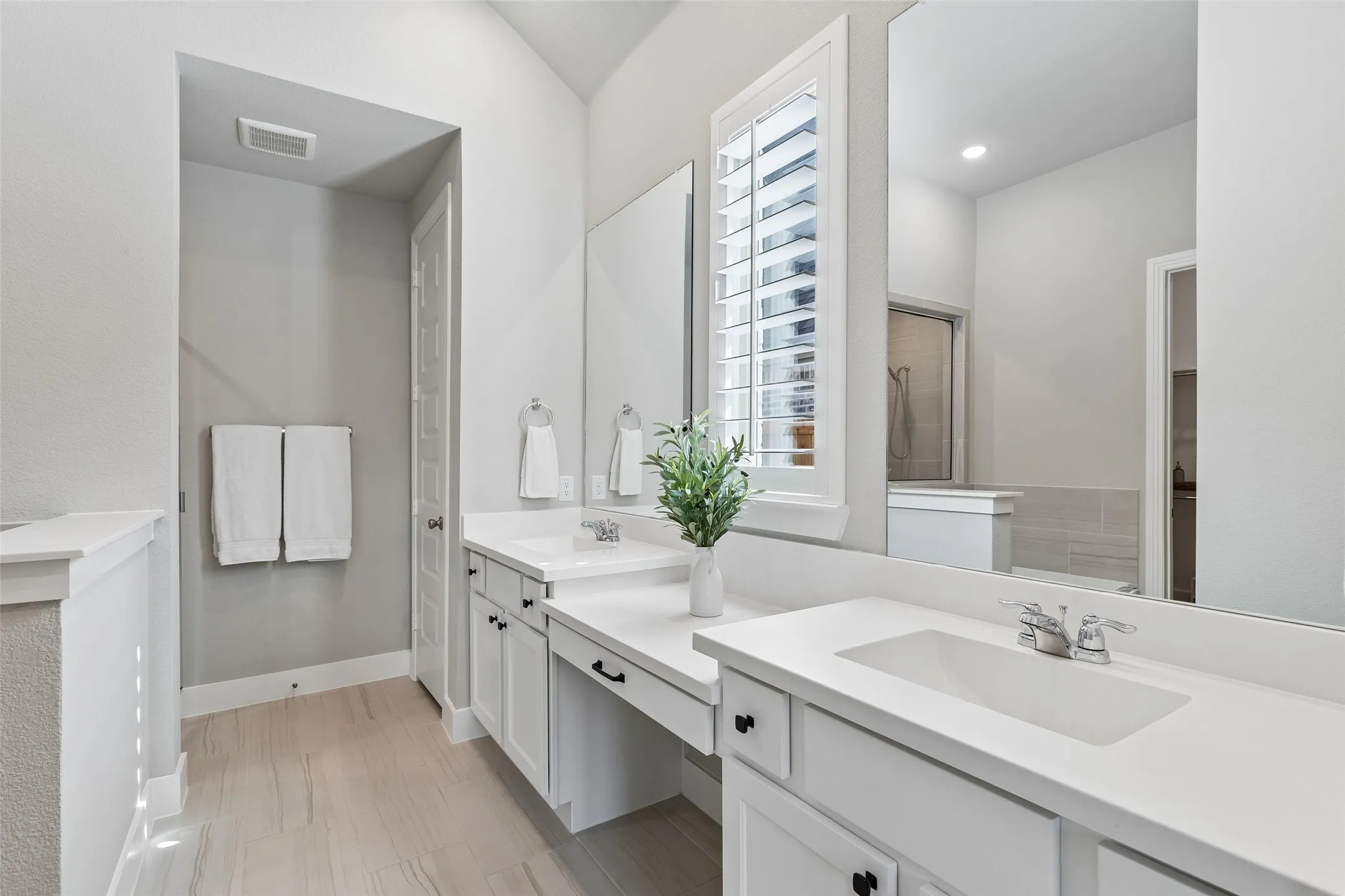 Single Family Residence For Sale in Denton County , 1104 Bluestem Drive, Aubrey, Texas 76227, 3 Bedroom, 4 Bathroom, 3 Garage spaces, 2,720 Sqft, built in 2020, mls#21299940, Real Estate Agent in Aubrey, Homes For Sale in Denton county, Homes For Sale in Aubrey, Realtor in Aubrey Texas, Real Estate Brokerage Independent Realty Texas, Luminita Cordes Realtor