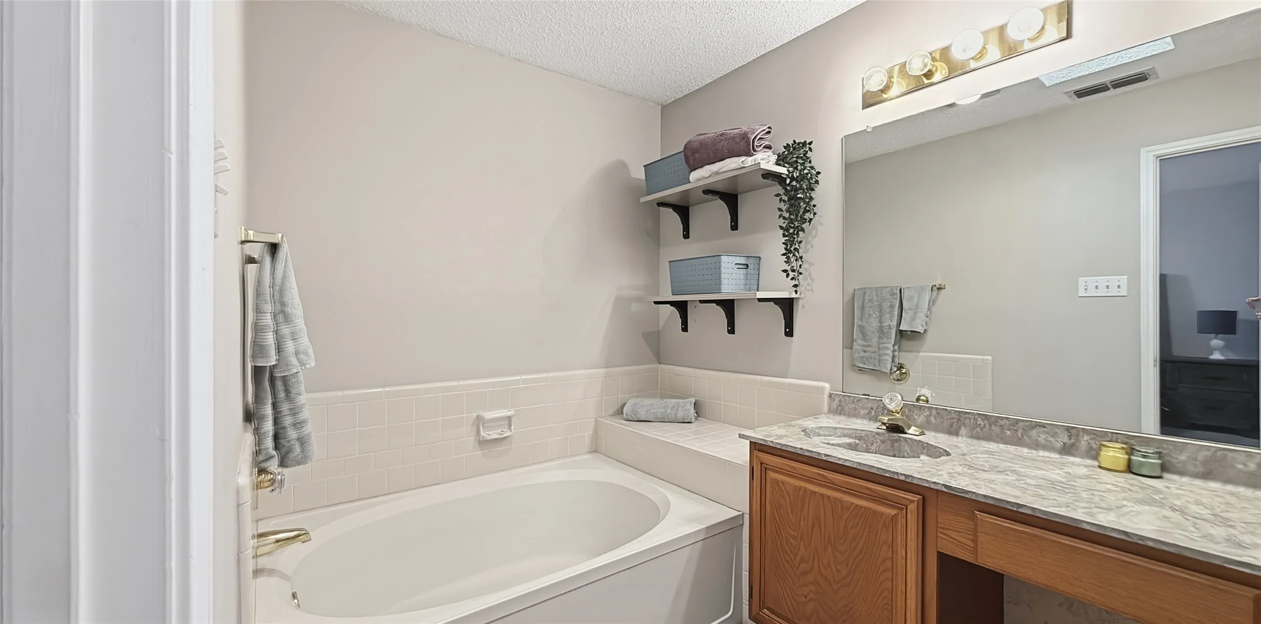Single Family Residence For Sale in Tarrant County , 6700 Megan Lane, North Richland Hills, Texas 76182, 3 Bedroom, 3 Bathroom, 2 Garage spaces, 1,952 Sqft, built in 1988, mls#21307557, Real Estate Agent in North Richland Hills, Homes For Sale in Tarrant county, Homes For Sale in North Richland Hills, Realtor in North Richland Hills Texas, Real Estate Brokerage Independent Realty Texas, Luminita Cordes Realtor