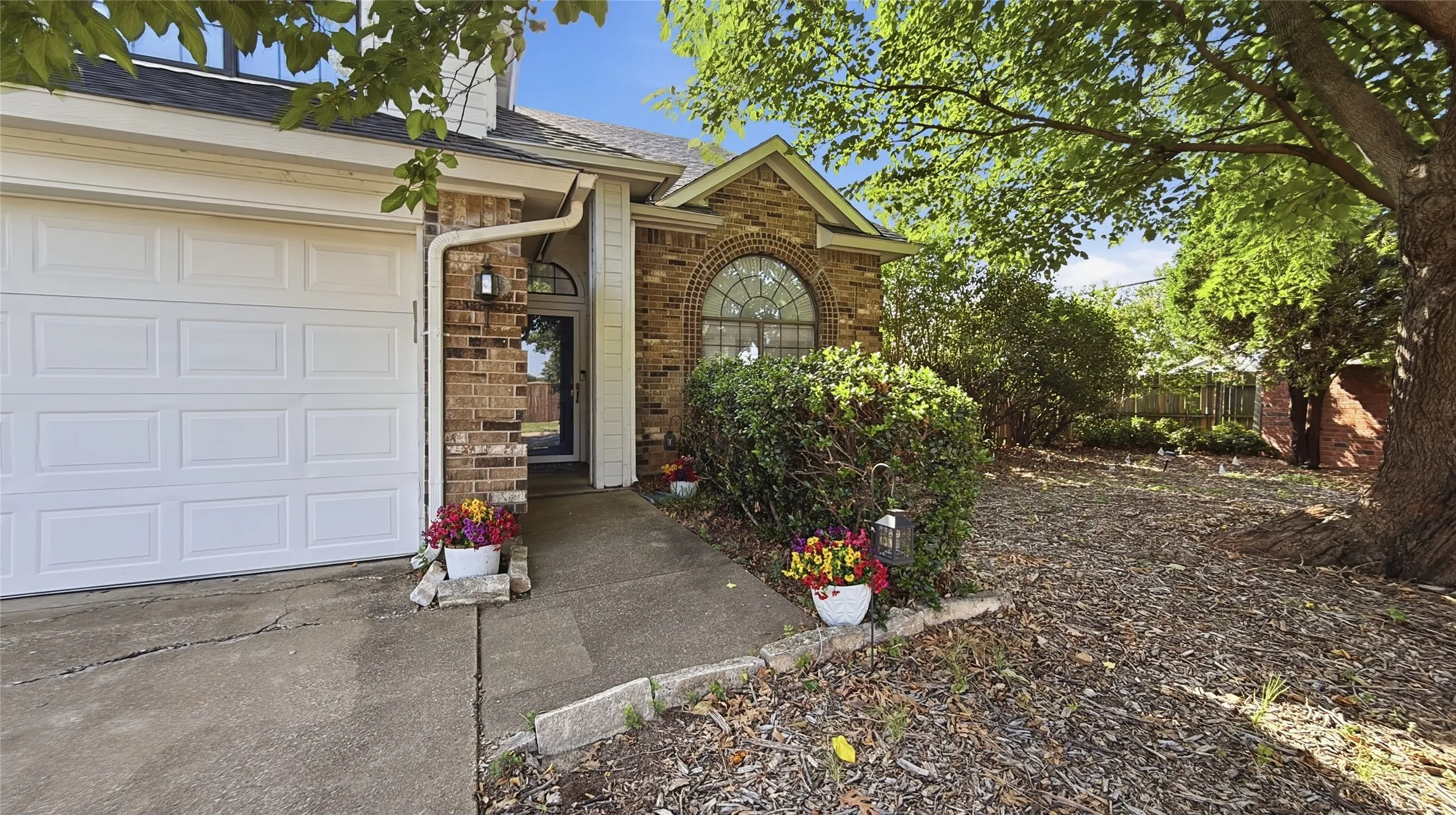 Single Family Residence For Sale in Tarrant County , 6700 Megan Lane, North Richland Hills, Texas 76182, 3 Bedroom, 3 Bathroom, 2 Garage spaces, 1,952 Sqft, built in 1988, mls#21307557, Real Estate Agent in North Richland Hills, Homes For Sale in Tarrant county, Homes For Sale in North Richland Hills, Realtor in North Richland Hills Texas, Real Estate Brokerage Independent Realty Texas, Luminita Cordes Realtor