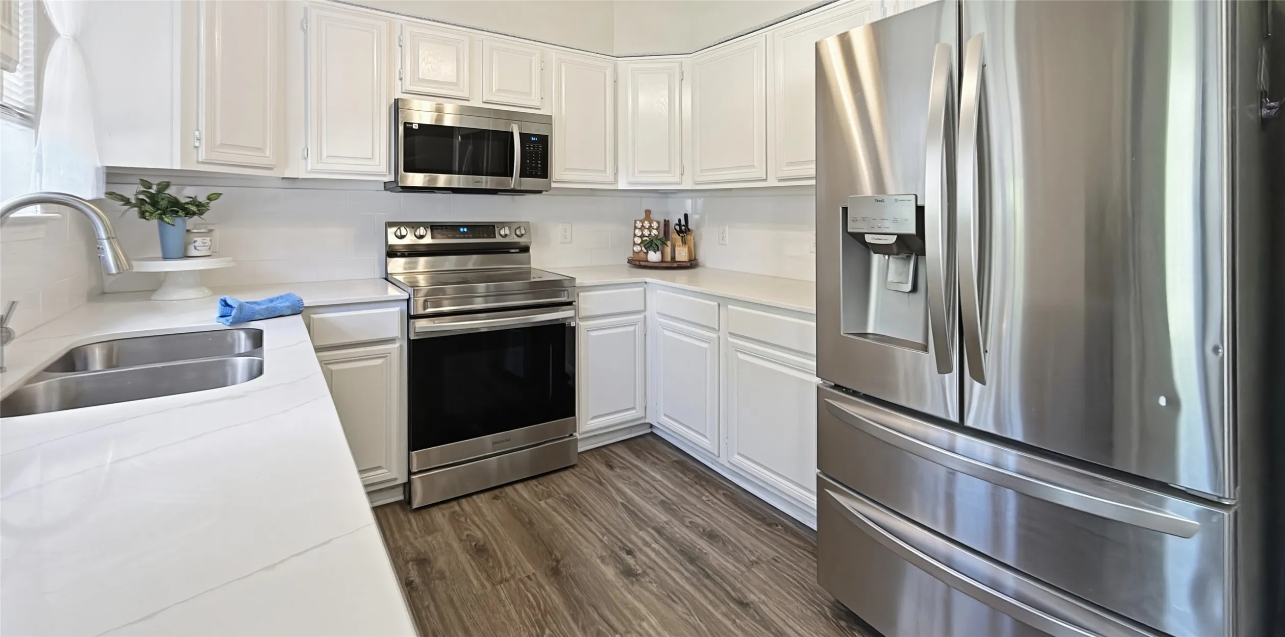 Single Family Residence For Sale in Tarrant County , 6700 Megan Lane, North Richland Hills, Texas 76182, 3 Bedroom, 3 Bathroom, 2 Garage spaces, 1,952 Sqft, built in 1988, mls#21307557, Real Estate Agent in North Richland Hills, Homes For Sale in Tarrant county, Homes For Sale in North Richland Hills, Realtor in North Richland Hills Texas, Real Estate Brokerage Independent Realty Texas, Luminita Cordes Realtor