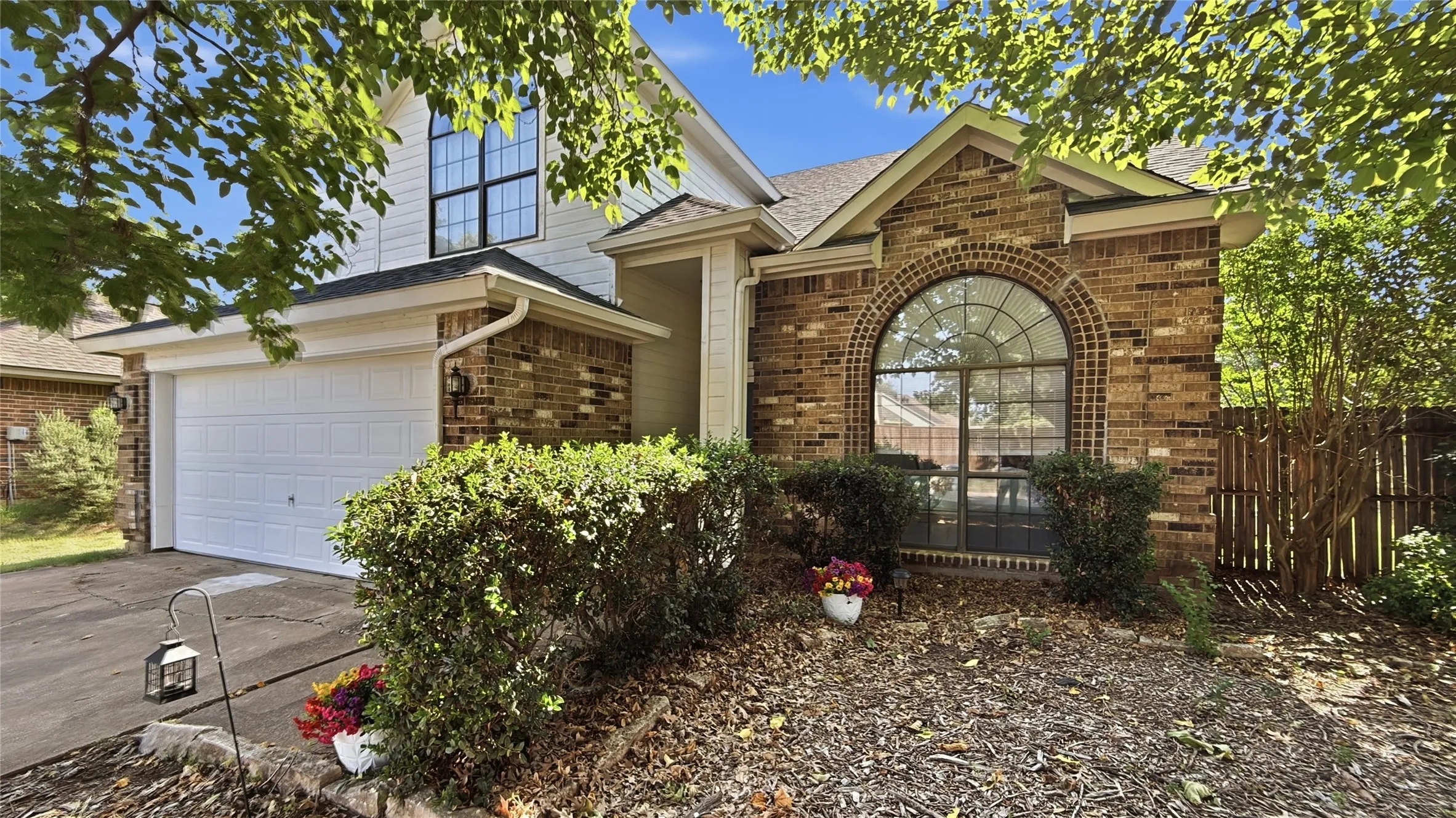 Single Family Residence For Sale in Tarrant County , 6700 Megan Lane, North Richland Hills, Texas 76182, 3 Bedroom, 3 Bathroom, 2 Garage spaces, 1,952 Sqft, built in 1988, mls#21307557, Real Estate Agent in North Richland Hills, Homes For Sale in Tarrant county, Homes For Sale in North Richland Hills, Realtor in North Richland Hills Texas, Real Estate Brokerage Independent Realty Texas, Luminita Cordes Realtor