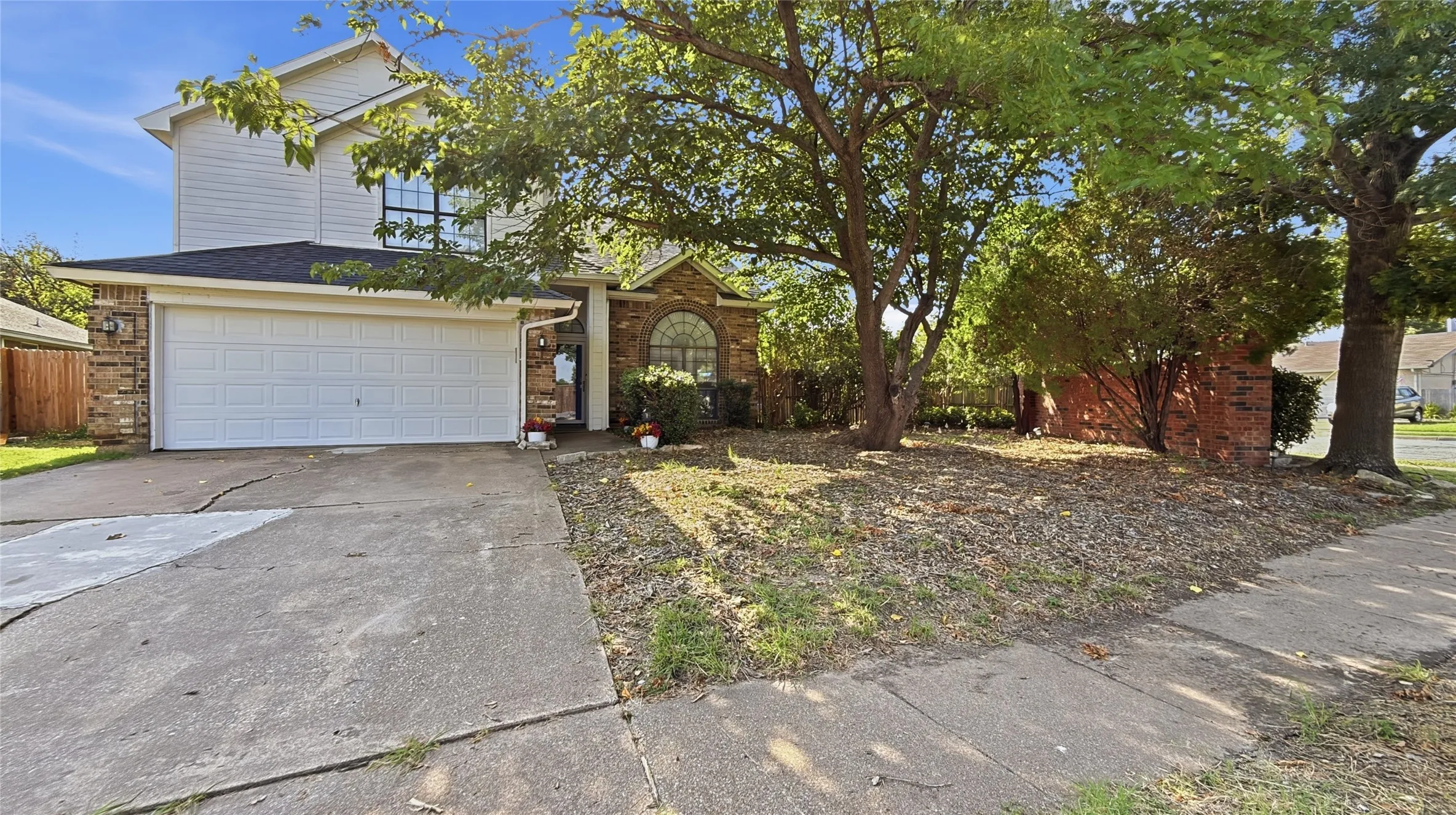 Single Family Residence For Sale in Tarrant County , 6700 Megan Lane, North Richland Hills, Texas 76182, 3 Bedroom, 3 Bathroom, 2 Garage spaces, 1,952 Sqft, built in 1988, mls#21307557, Real Estate Agent in North Richland Hills, Homes For Sale in Tarrant county, Homes For Sale in North Richland Hills, Realtor in North Richland Hills Texas, Real Estate Brokerage Independent Realty Texas, Luminita Cordes Realtor