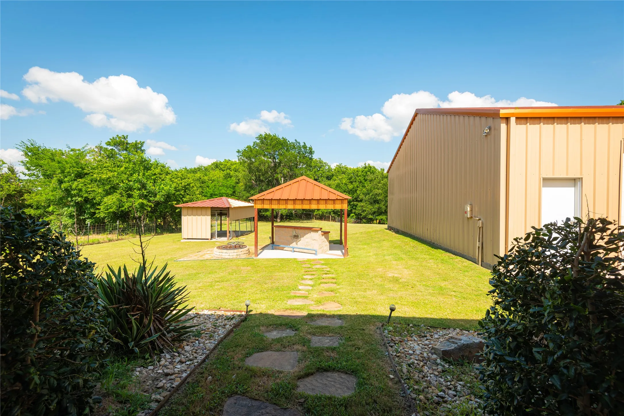 Single Family Residence For Sale in Collin County , 2627 County Road 722, Mc Kinney, Texas 75069, 2 Bedroom, 2 Bathroom, 2 Garage spaces, 1,564 Sqft, built in 2013, mls#21297322, Real Estate Agent in Mc Kinney, Homes For Sale in Collin county, Homes For Sale in Mc Kinney, Realtor in Mc Kinney Texas, Real Estate Brokerage Independent Realty Texas, Luminita Cordes Realtor