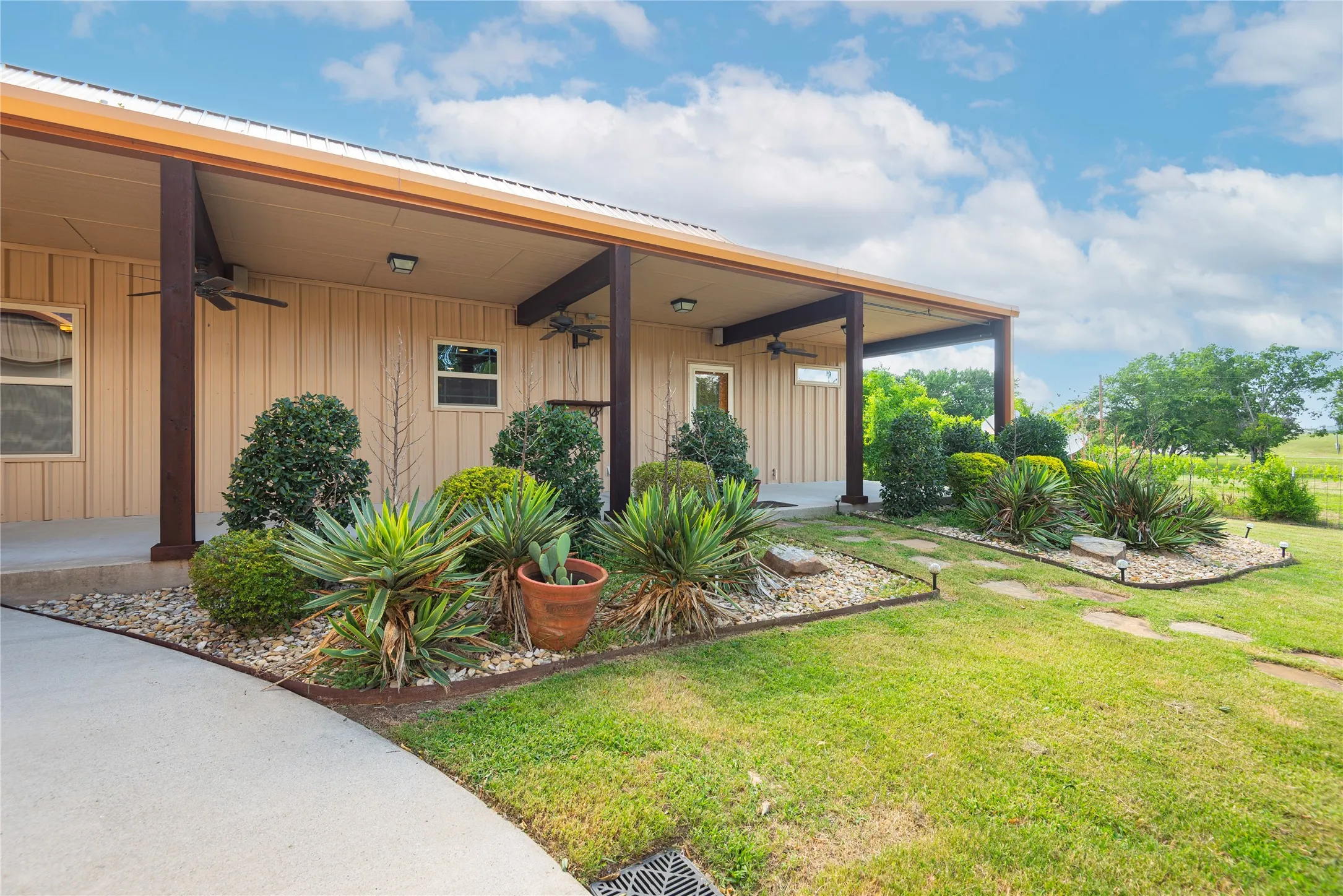 Single Family Residence For Sale in Collin County , 2627 County Road 722, Mc Kinney, Texas 75069, 2 Bedroom, 2 Bathroom, 2 Garage spaces, 1,564 Sqft, built in 2013, mls#21297322, Real Estate Agent in Mc Kinney, Homes For Sale in Collin county, Homes For Sale in Mc Kinney, Realtor in Mc Kinney Texas, Real Estate Brokerage Independent Realty Texas, Luminita Cordes Realtor