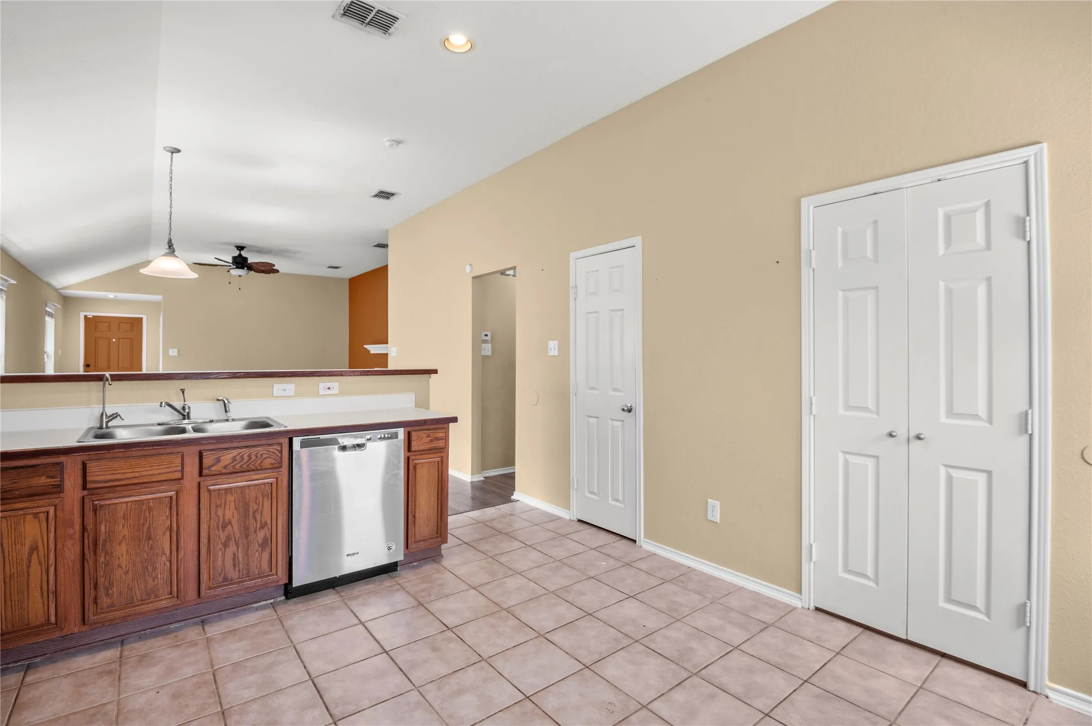 Single Family Residence For Sale in Tarrant County , 1212 Barrel Run, Fort Worth, Texas 76052, 4 Bedroom, 2 Bathroom, 2 Garage spaces, 1,816 Sqft, built in 2005, mls#21305320, Real Estate Agent in Fort Worth, Homes For Sale in Tarrant county, Homes For Sale in Fort Worth, Realtor in Fort Worth Texas, Real Estate Brokerage Independent Realty Texas, Luminita Cordes Realtor