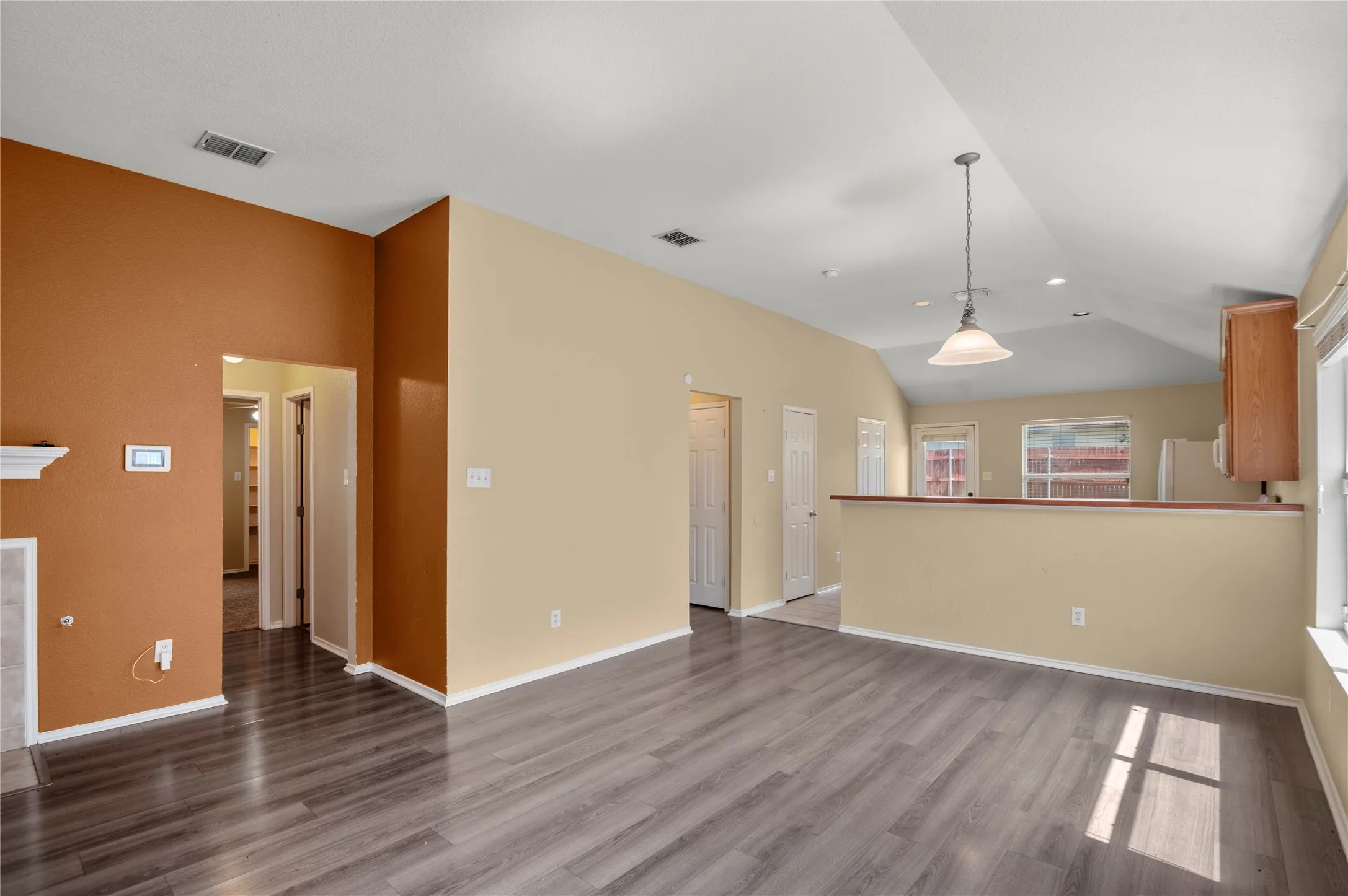 Single Family Residence For Sale in Tarrant County , 1212 Barrel Run, Fort Worth, Texas 76052, 4 Bedroom, 2 Bathroom, 2 Garage spaces, 1,816 Sqft, built in 2005, mls#21305320, Real Estate Agent in Fort Worth, Homes For Sale in Tarrant county, Homes For Sale in Fort Worth, Realtor in Fort Worth Texas, Real Estate Brokerage Independent Realty Texas, Luminita Cordes Realtor