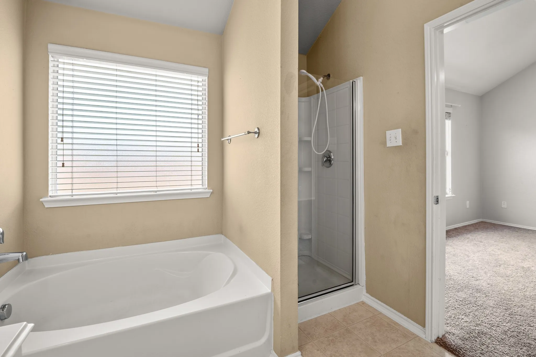 Single Family Residence For Sale in Tarrant County , 1212 Barrel Run, Fort Worth, Texas 76052, 4 Bedroom, 2 Bathroom, 2 Garage spaces, 1,816 Sqft, built in 2005, mls#21305320, Real Estate Agent in Fort Worth, Homes For Sale in Tarrant county, Homes For Sale in Fort Worth, Realtor in Fort Worth Texas, Real Estate Brokerage Independent Realty Texas, Luminita Cordes Realtor