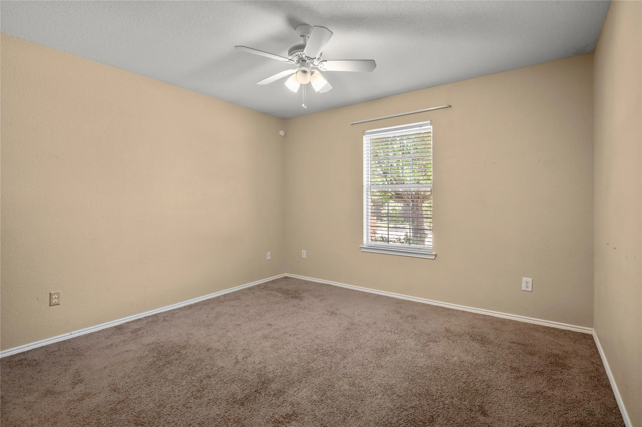 Single Family Residence For Sale in Tarrant County , 1212 Barrel Run, Fort Worth, Texas 76052, 4 Bedroom, 2 Bathroom, 2 Garage spaces, 1,816 Sqft, built in 2005, mls#21305320, Real Estate Agent in Fort Worth, Homes For Sale in Tarrant county, Homes For Sale in Fort Worth, Realtor in Fort Worth Texas, Real Estate Brokerage Independent Realty Texas, Luminita Cordes Realtor