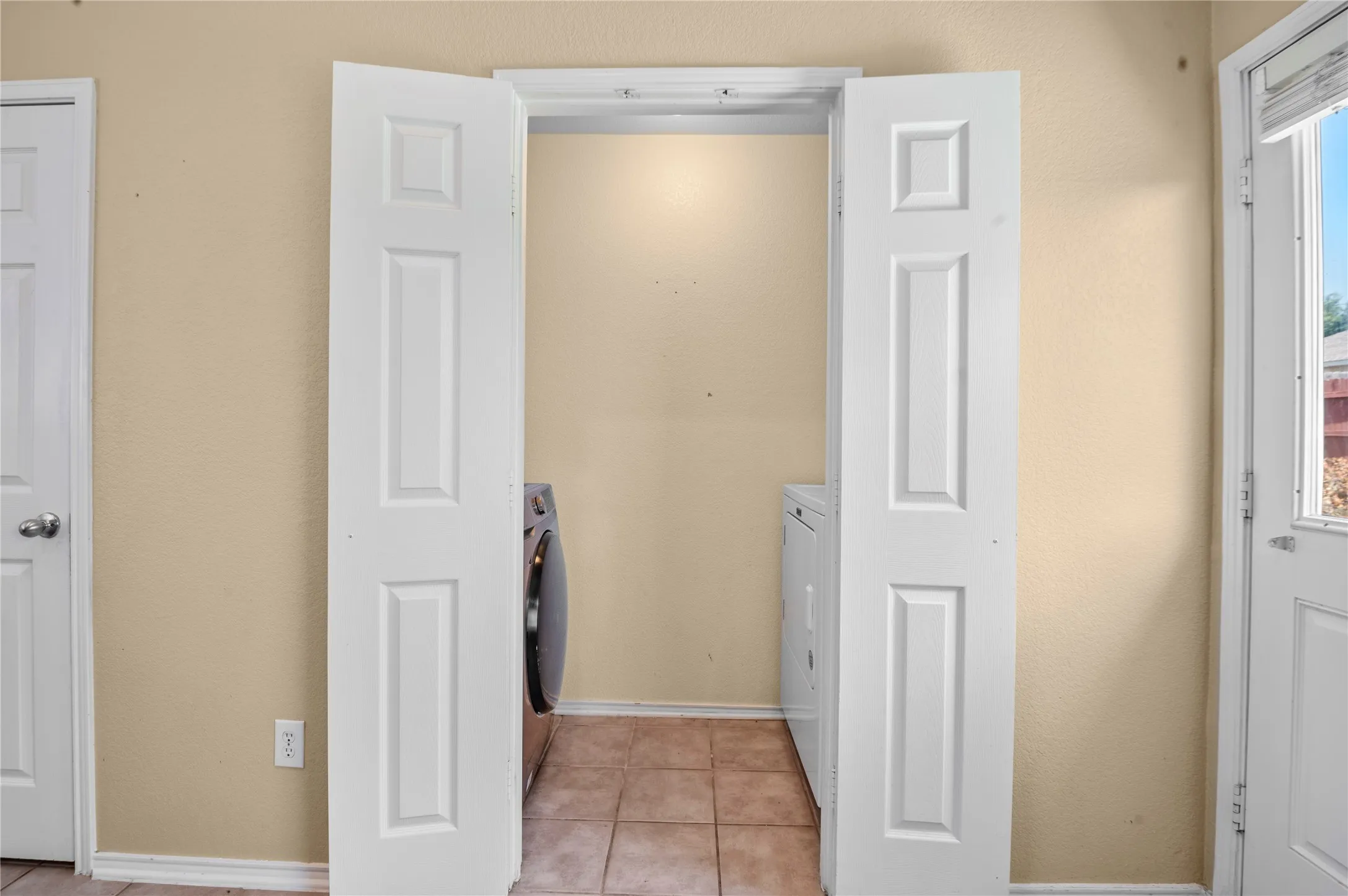 Single Family Residence For Sale in Tarrant County , 1212 Barrel Run, Fort Worth, Texas 76052, 4 Bedroom, 2 Bathroom, 2 Garage spaces, 1,816 Sqft, built in 2005, mls#21305320, Real Estate Agent in Fort Worth, Homes For Sale in Tarrant county, Homes For Sale in Fort Worth, Realtor in Fort Worth Texas, Real Estate Brokerage Independent Realty Texas, Luminita Cordes Realtor