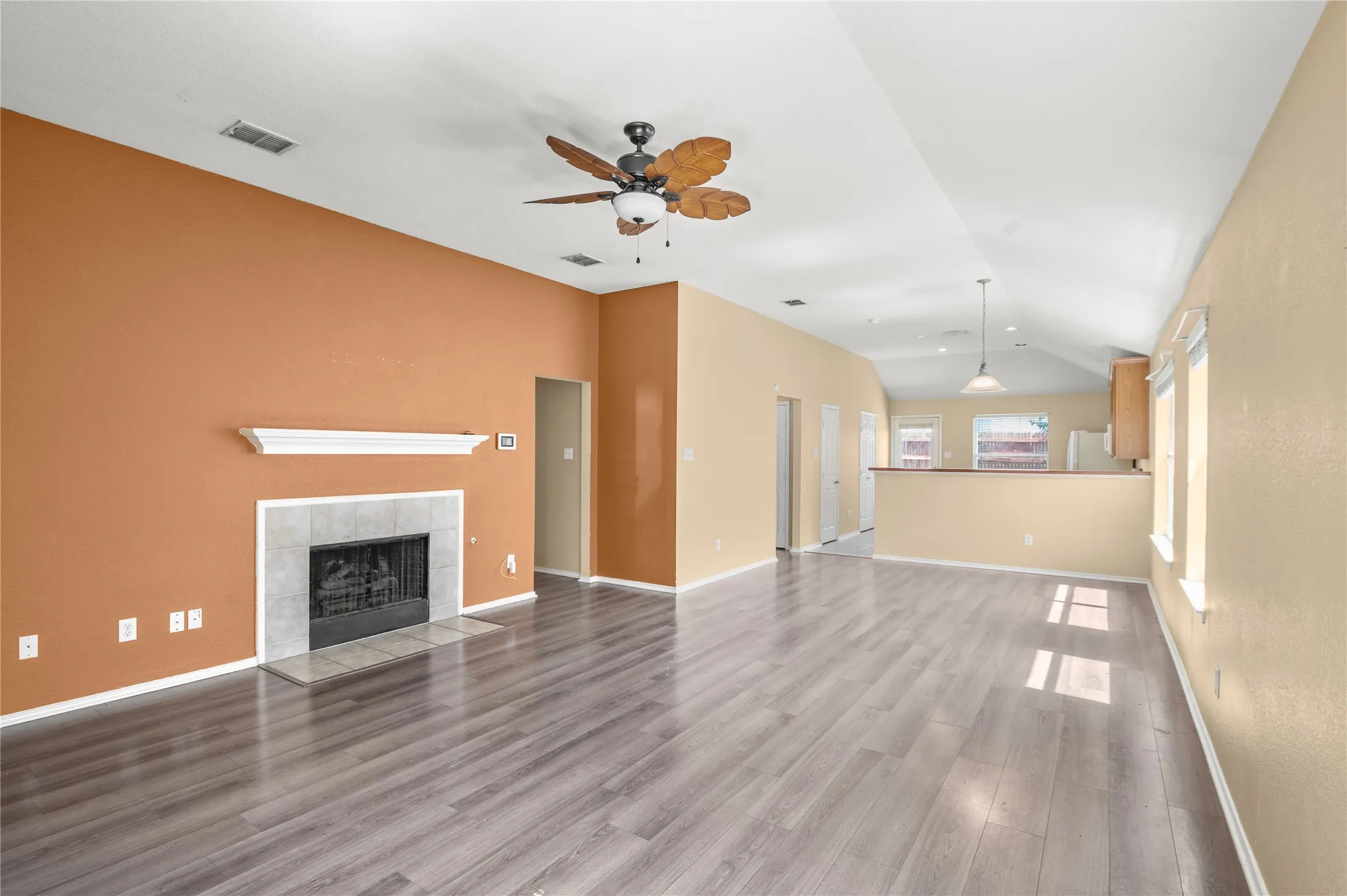 Single Family Residence For Sale in Tarrant County , 1212 Barrel Run, Fort Worth, Texas 76052, 4 Bedroom, 2 Bathroom, 2 Garage spaces, 1,816 Sqft, built in 2005, mls#21305320, Real Estate Agent in Fort Worth, Homes For Sale in Tarrant county, Homes For Sale in Fort Worth, Realtor in Fort Worth Texas, Real Estate Brokerage Independent Realty Texas, Luminita Cordes Realtor