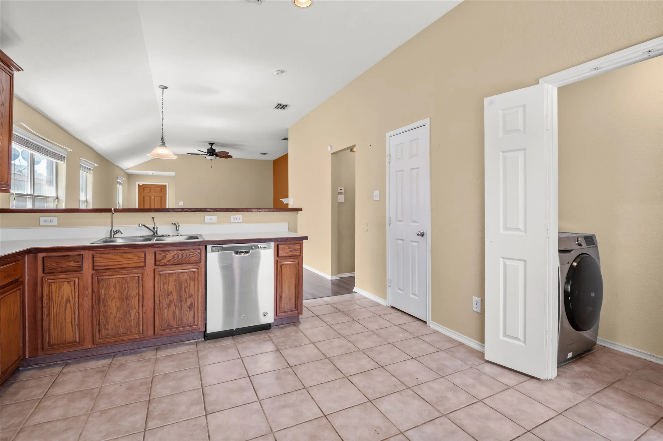 Single Family Residence For Sale in Tarrant County , 1212 Barrel Run, Fort Worth, Texas 76052, 4 Bedroom, 2 Bathroom, 2 Garage spaces, 1,816 Sqft, built in 2005, mls#21305320, Real Estate Agent in Fort Worth, Homes For Sale in Tarrant county, Homes For Sale in Fort Worth, Realtor in Fort Worth Texas, Real Estate Brokerage Independent Realty Texas, Luminita Cordes Realtor