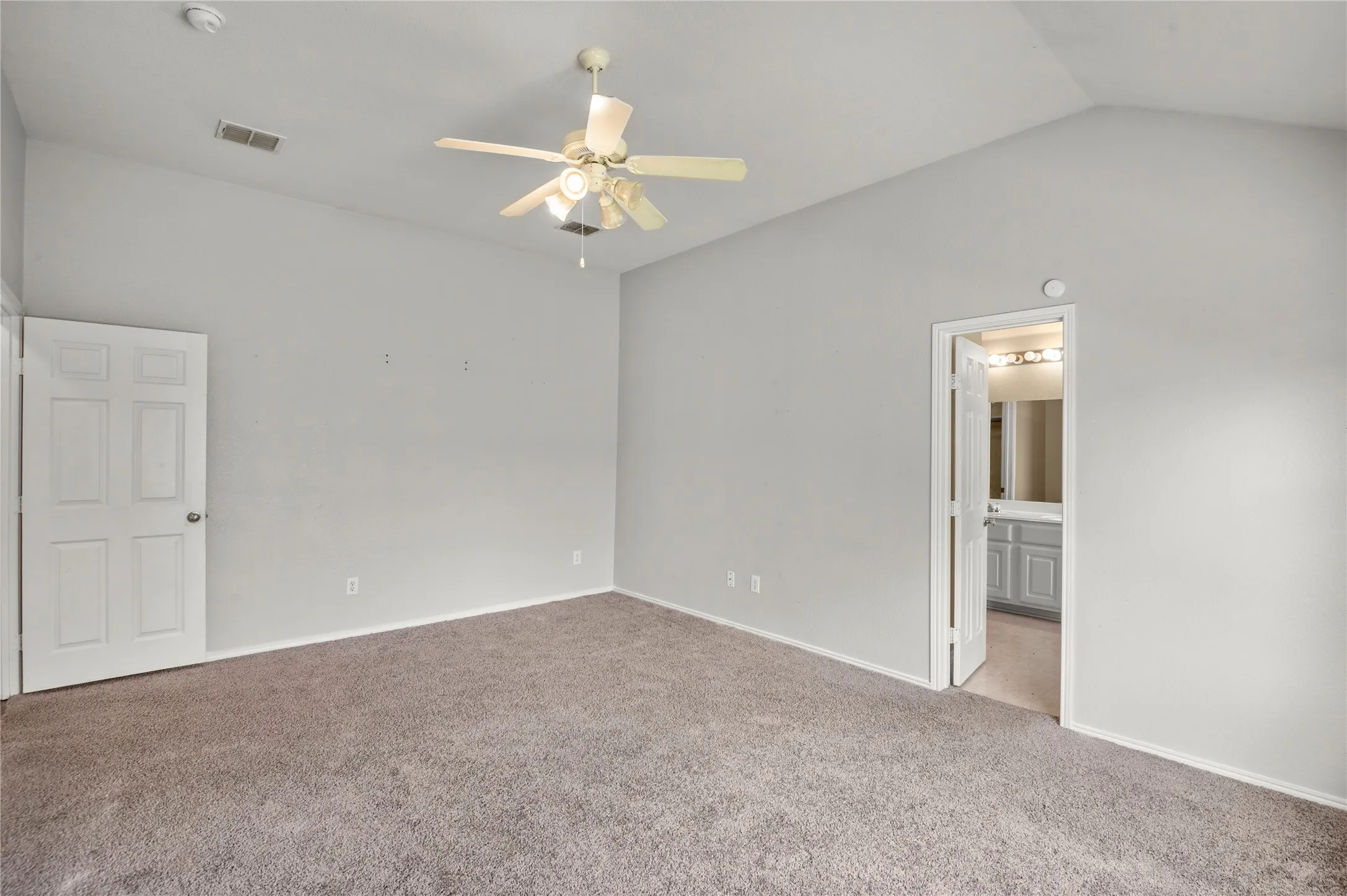 Single Family Residence For Sale in Tarrant County , 1212 Barrel Run, Fort Worth, Texas 76052, 4 Bedroom, 2 Bathroom, 2 Garage spaces, 1,816 Sqft, built in 2005, mls#21305320, Real Estate Agent in Fort Worth, Homes For Sale in Tarrant county, Homes For Sale in Fort Worth, Realtor in Fort Worth Texas, Real Estate Brokerage Independent Realty Texas, Luminita Cordes Realtor