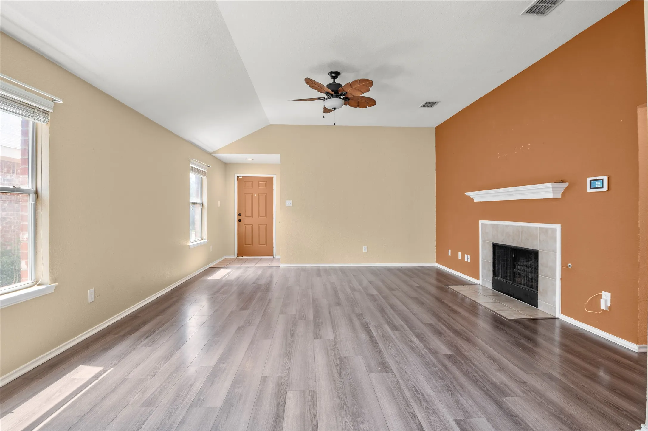 Single Family Residence For Sale in Tarrant County , 1212 Barrel Run, Fort Worth, Texas 76052, 4 Bedroom, 2 Bathroom, 2 Garage spaces, 1,816 Sqft, built in 2005, mls#21305320, Real Estate Agent in Fort Worth, Homes For Sale in Tarrant county, Homes For Sale in Fort Worth, Realtor in Fort Worth Texas, Real Estate Brokerage Independent Realty Texas, Luminita Cordes Realtor