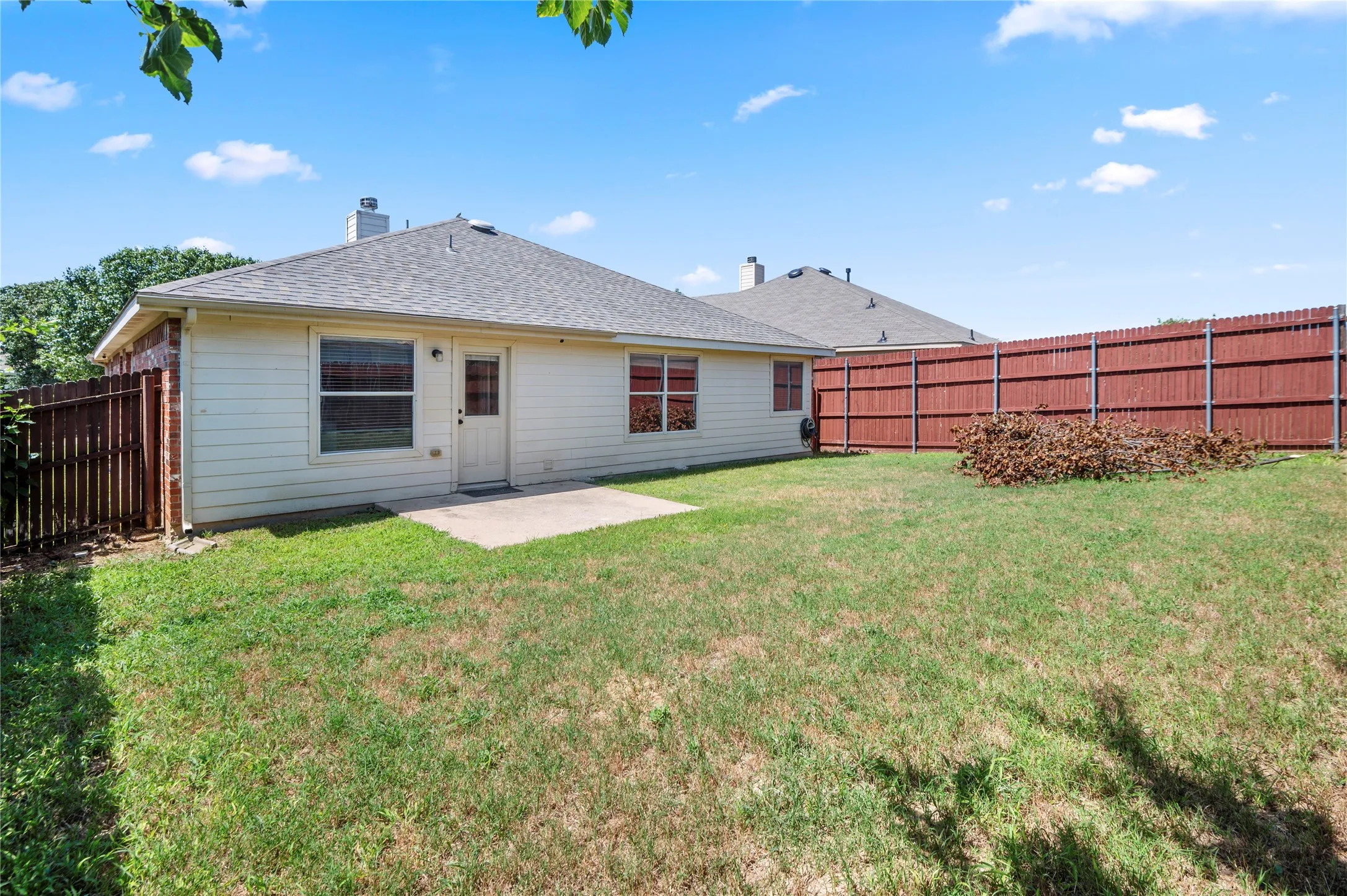 Single Family Residence For Sale in Tarrant County , 1212 Barrel Run, Fort Worth, Texas 76052, 4 Bedroom, 2 Bathroom, 2 Garage spaces, 1,816 Sqft, built in 2005, mls#21305320, Real Estate Agent in Fort Worth, Homes For Sale in Tarrant county, Homes For Sale in Fort Worth, Realtor in Fort Worth Texas, Real Estate Brokerage Independent Realty Texas, Luminita Cordes Realtor