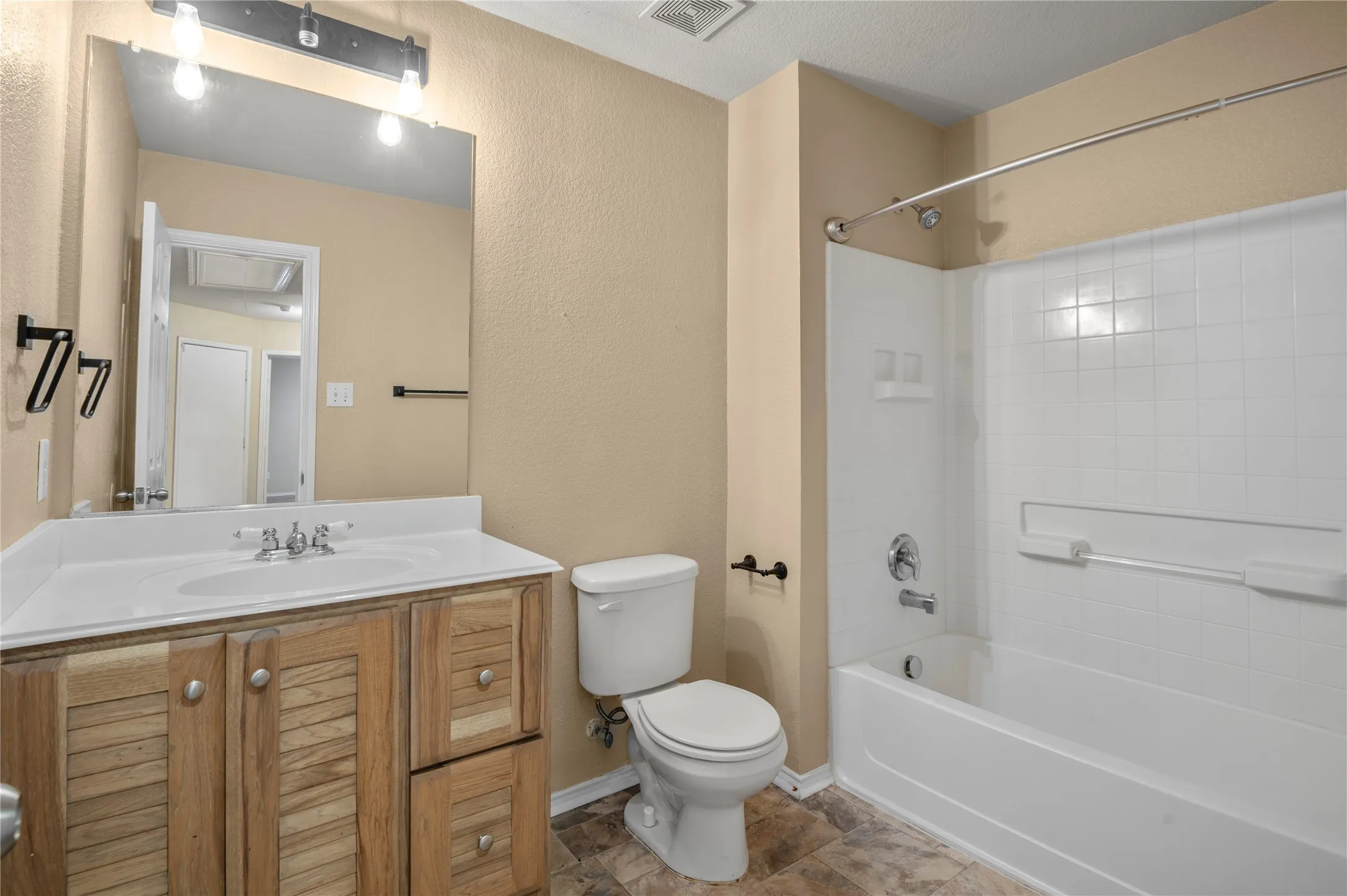 Single Family Residence For Sale in Tarrant County , 1212 Barrel Run, Fort Worth, Texas 76052, 4 Bedroom, 2 Bathroom, 2 Garage spaces, 1,816 Sqft, built in 2005, mls#21305320, Real Estate Agent in Fort Worth, Homes For Sale in Tarrant county, Homes For Sale in Fort Worth, Realtor in Fort Worth Texas, Real Estate Brokerage Independent Realty Texas, Luminita Cordes Realtor