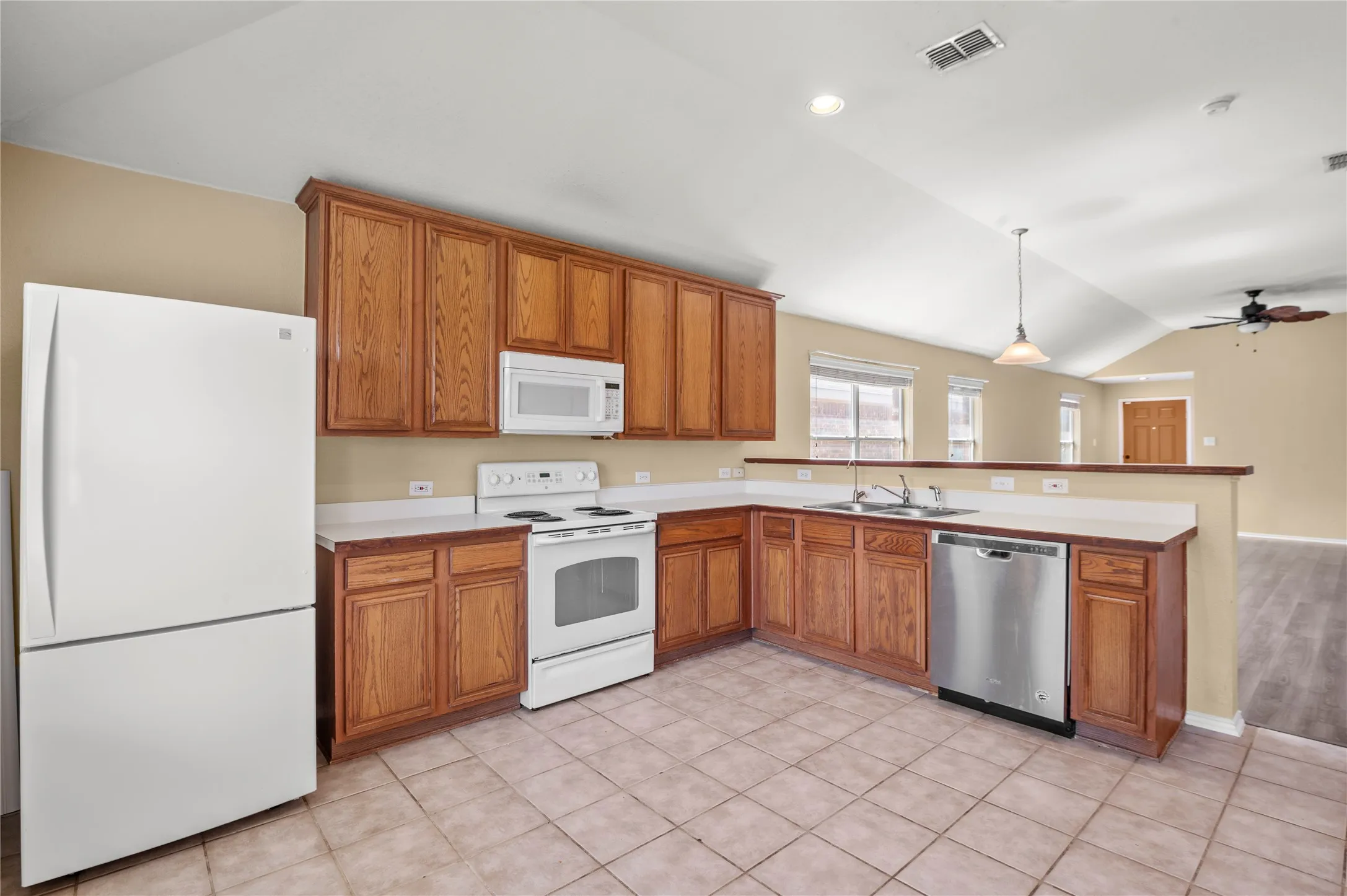 Single Family Residence For Sale in Tarrant County , 1212 Barrel Run, Fort Worth, Texas 76052, 4 Bedroom, 2 Bathroom, 2 Garage spaces, 1,816 Sqft, built in 2005, mls#21305320, Real Estate Agent in Fort Worth, Homes For Sale in Tarrant county, Homes For Sale in Fort Worth, Realtor in Fort Worth Texas, Real Estate Brokerage Independent Realty Texas, Luminita Cordes Realtor