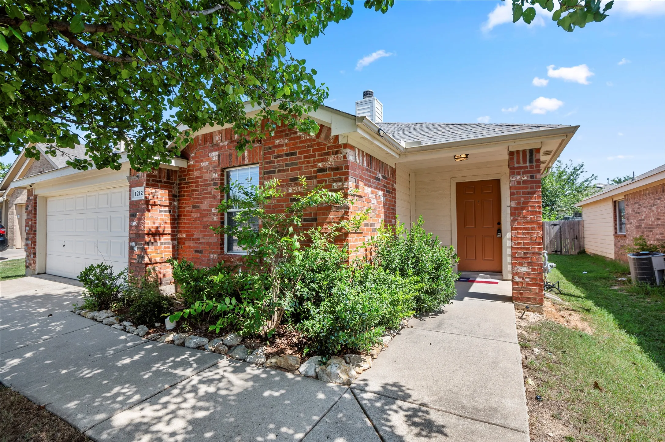 Single Family Residence For Sale in Tarrant County , 1212 Barrel Run, Fort Worth, Texas 76052, 4 Bedroom, 2 Bathroom, 2 Garage spaces, 1,816 Sqft, built in 2005, mls#21305320, Real Estate Agent in Fort Worth, Homes For Sale in Tarrant county, Homes For Sale in Fort Worth, Realtor in Fort Worth Texas, Real Estate Brokerage Independent Realty Texas, Luminita Cordes Realtor