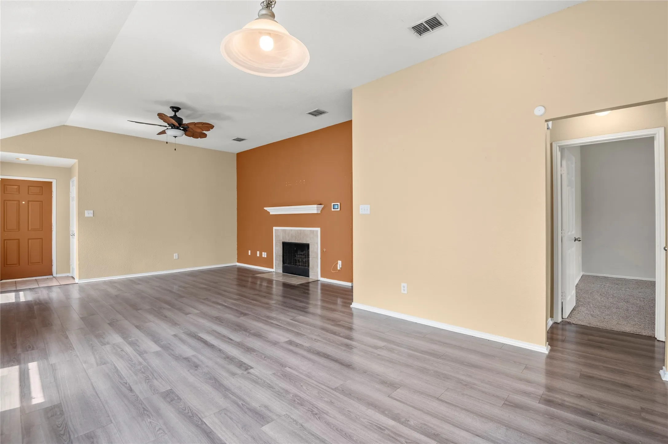 Single Family Residence For Sale in Tarrant County , 1212 Barrel Run, Fort Worth, Texas 76052, 4 Bedroom, 2 Bathroom, 2 Garage spaces, 1,816 Sqft, built in 2005, mls#21305320, Real Estate Agent in Fort Worth, Homes For Sale in Tarrant county, Homes For Sale in Fort Worth, Realtor in Fort Worth Texas, Real Estate Brokerage Independent Realty Texas, Luminita Cordes Realtor
