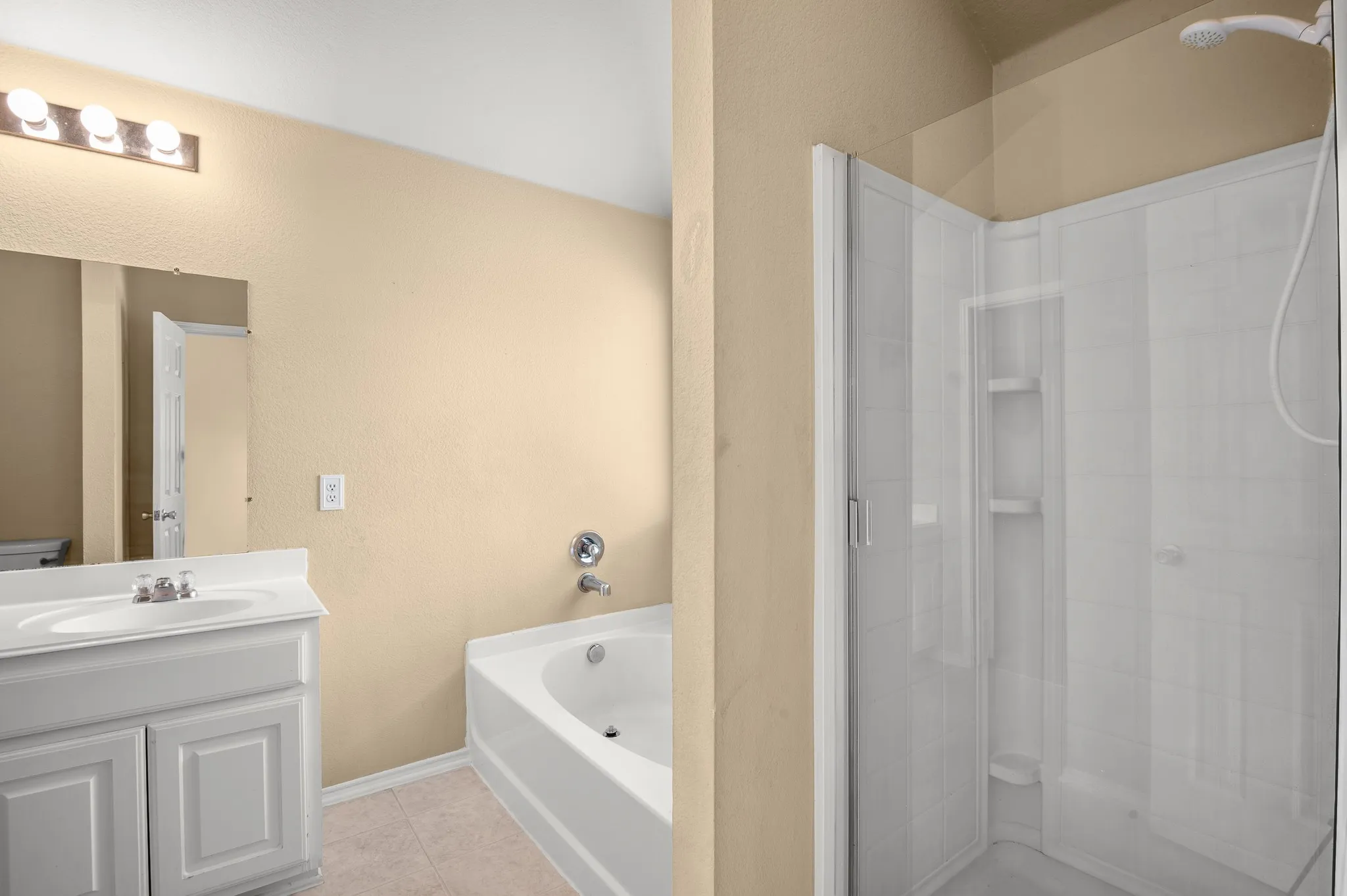 Single Family Residence For Sale in Tarrant County , 1212 Barrel Run, Fort Worth, Texas 76052, 4 Bedroom, 2 Bathroom, 2 Garage spaces, 1,816 Sqft, built in 2005, mls#21305320, Real Estate Agent in Fort Worth, Homes For Sale in Tarrant county, Homes For Sale in Fort Worth, Realtor in Fort Worth Texas, Real Estate Brokerage Independent Realty Texas, Luminita Cordes Realtor